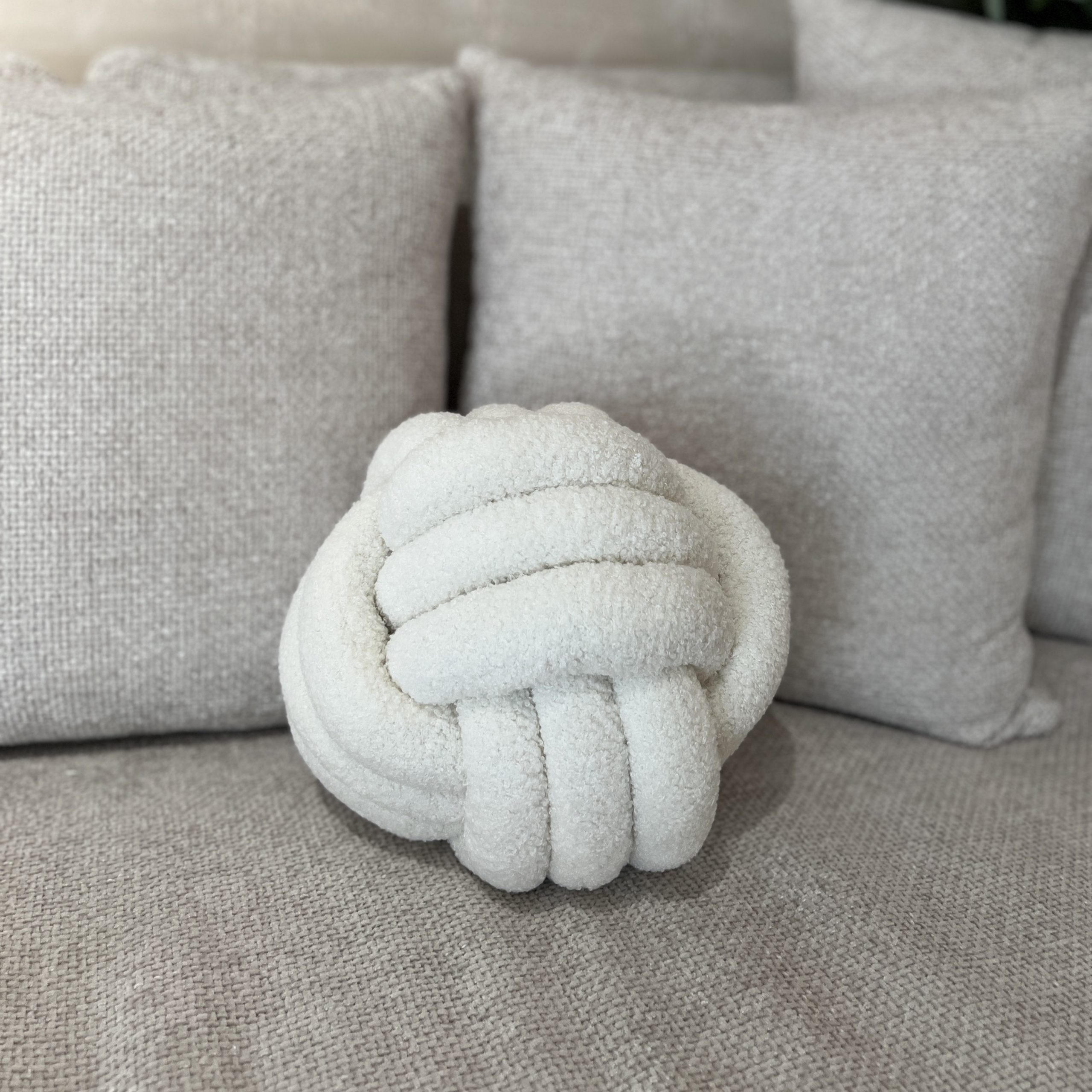 כרית כדור קלוע בוקלה שמנת דגם סופיטל כרית כדור קלוע בוקלה שמנת דגם סופיטל