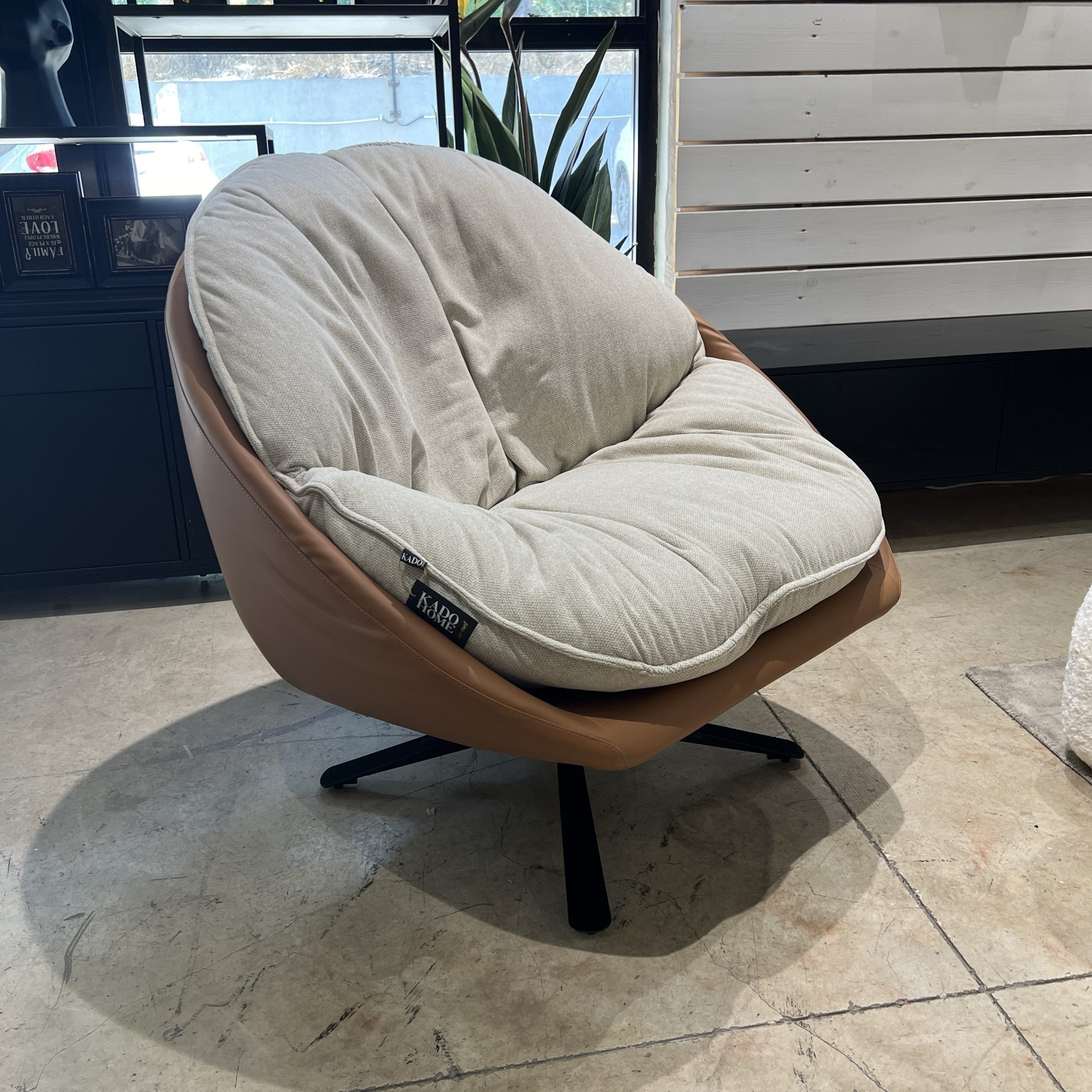 כורסא עגולה דילן מסתובבת גב דמוי עור כאמל כרית נשלפת אריג בז דגם סופיטל כורסא עגולה דילן מסתובבת גב דמוי עור כאמל כרית נשלפת אריג בז דגם סופיטל