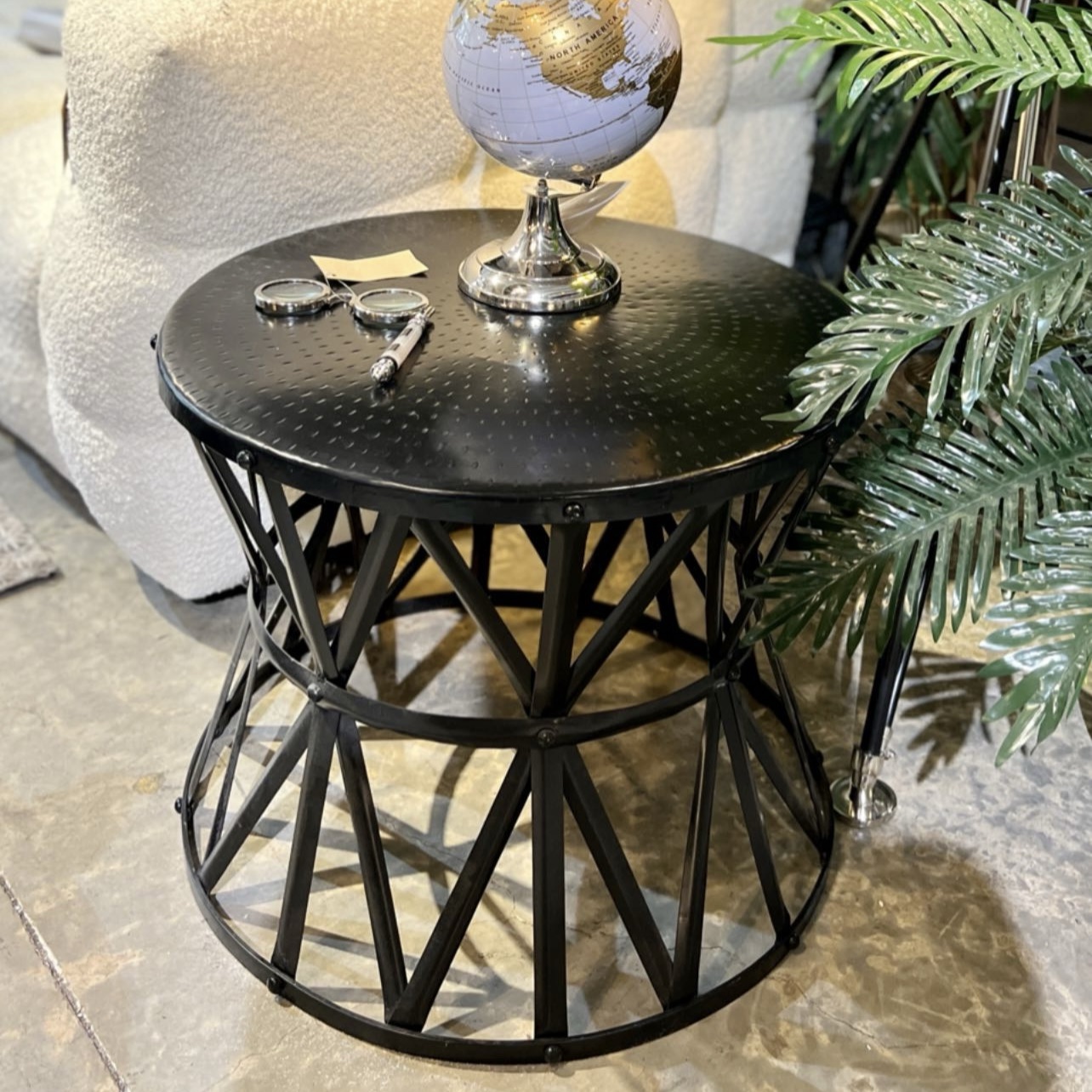 שולחן צד ברזל שחור דגם שאנטי שולחן צד ברזל שחור דגם שאנטי