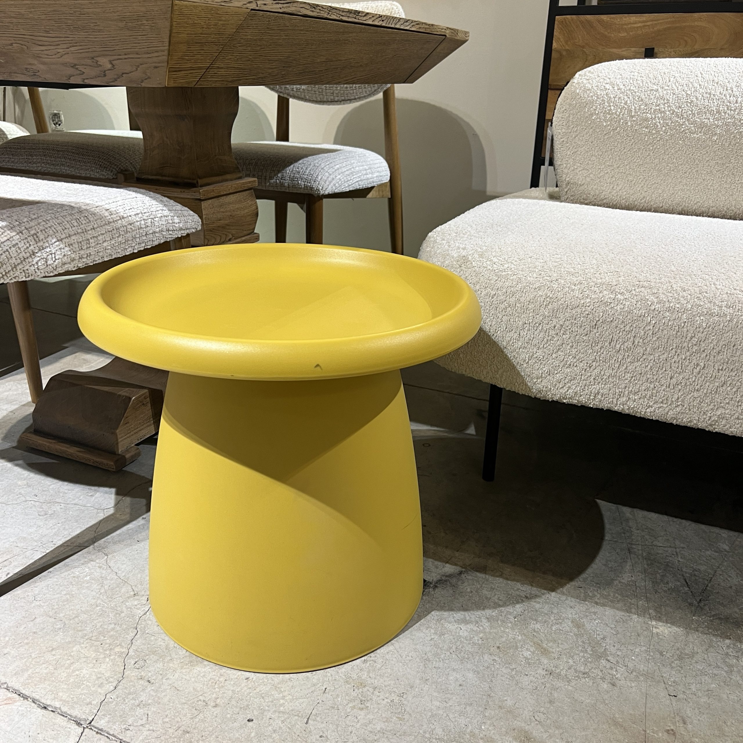 שולחן צד נורמן חרדל שולחן צד נורמן חרדל