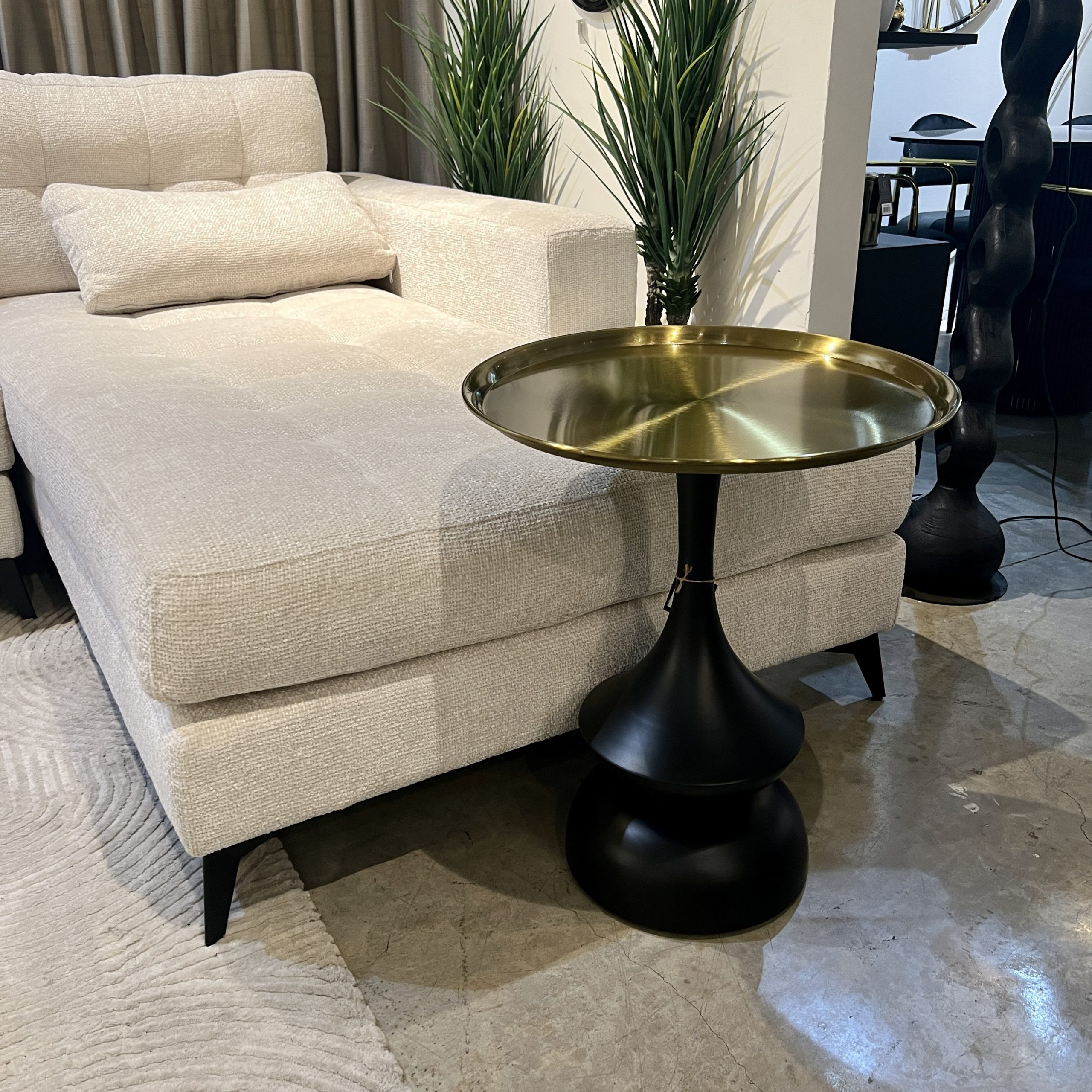 שולחן צד גולד טריי רגל שחורה דגם סופיטל שולחן צד גולד טריי רגל שחורה דגם סופיטל