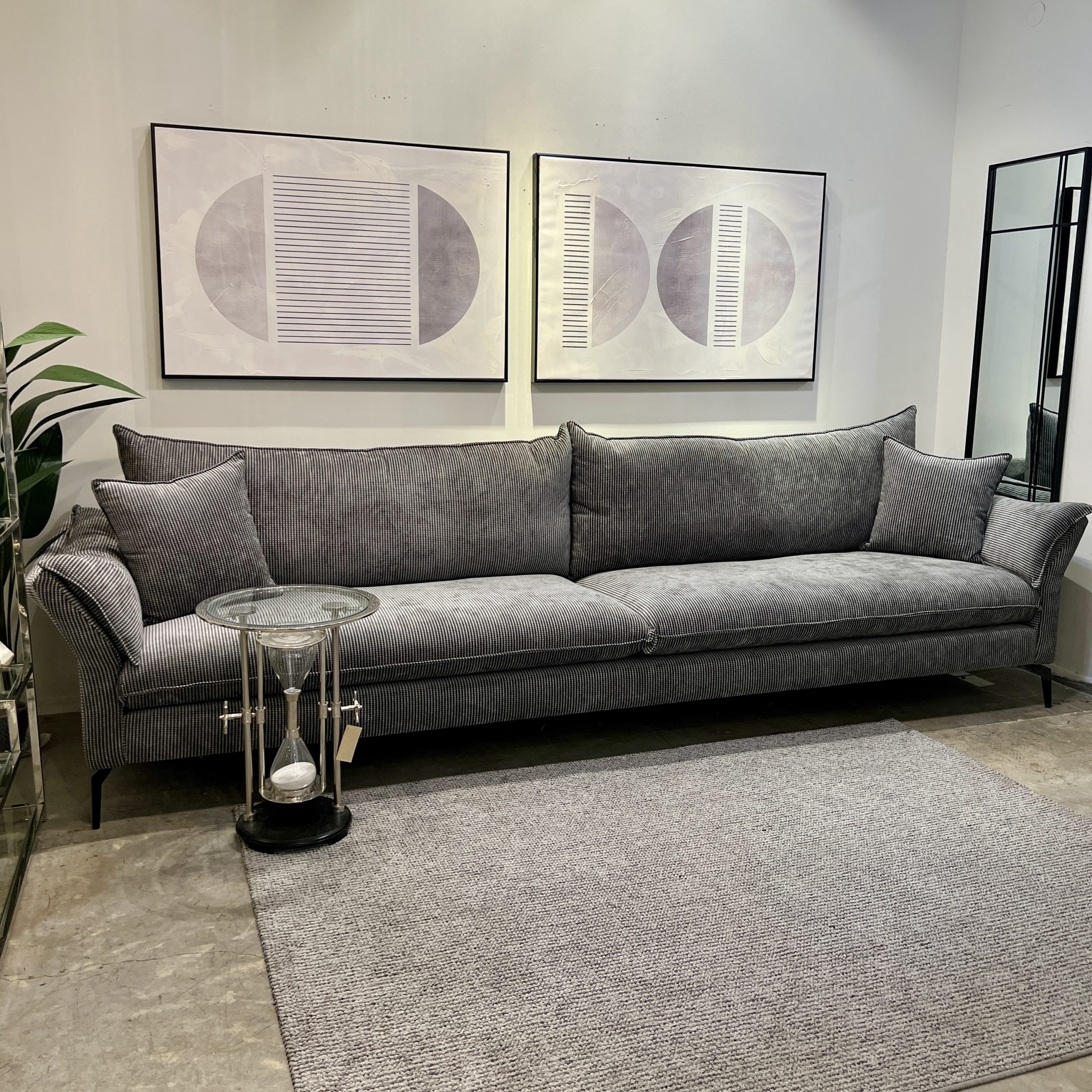 ספה אפורה מתצוגה