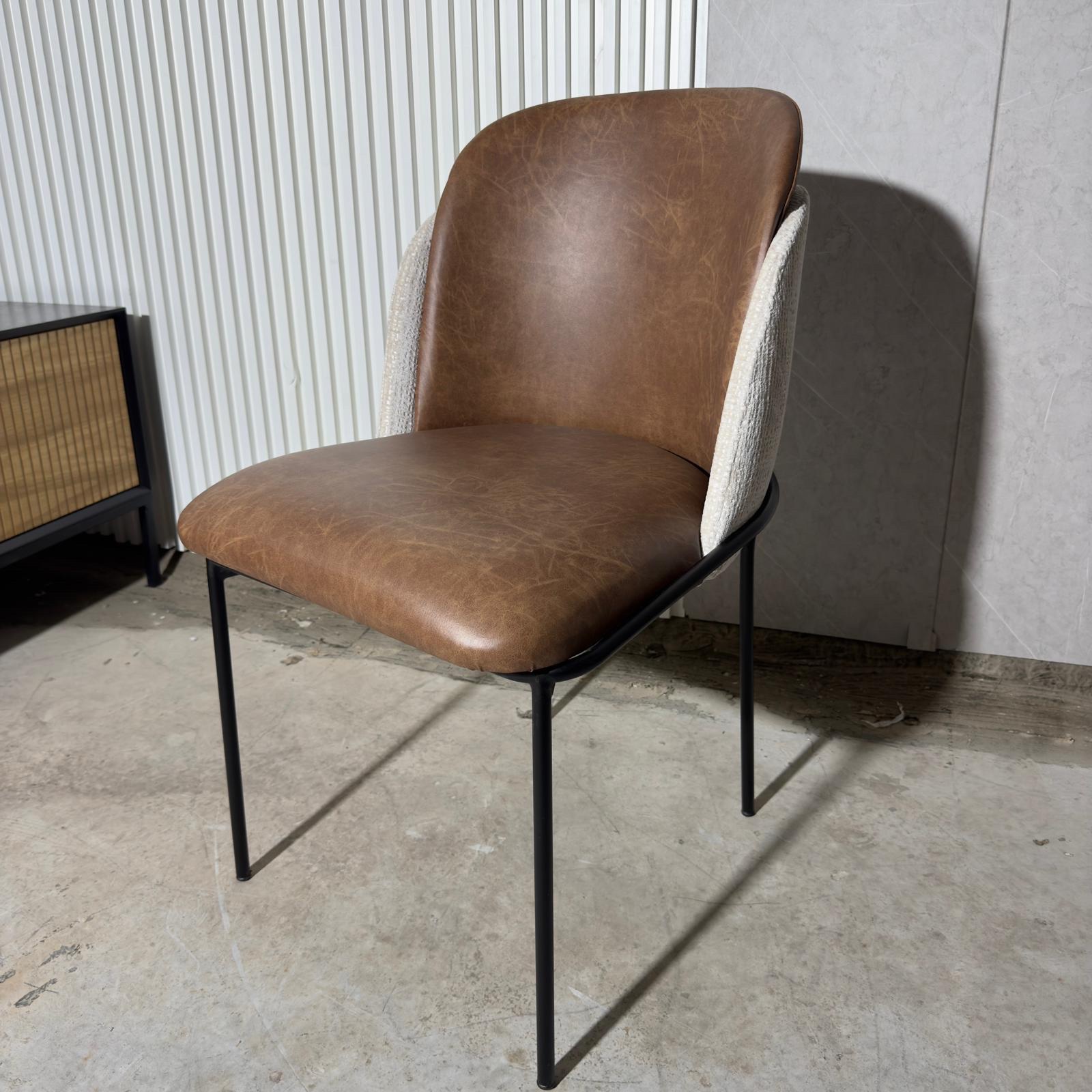 כיסא דמוי עור חום ומעטפת שמנת דגם איתי כיסא דמוי עור חום ומעטפת שמנת דגם איתי