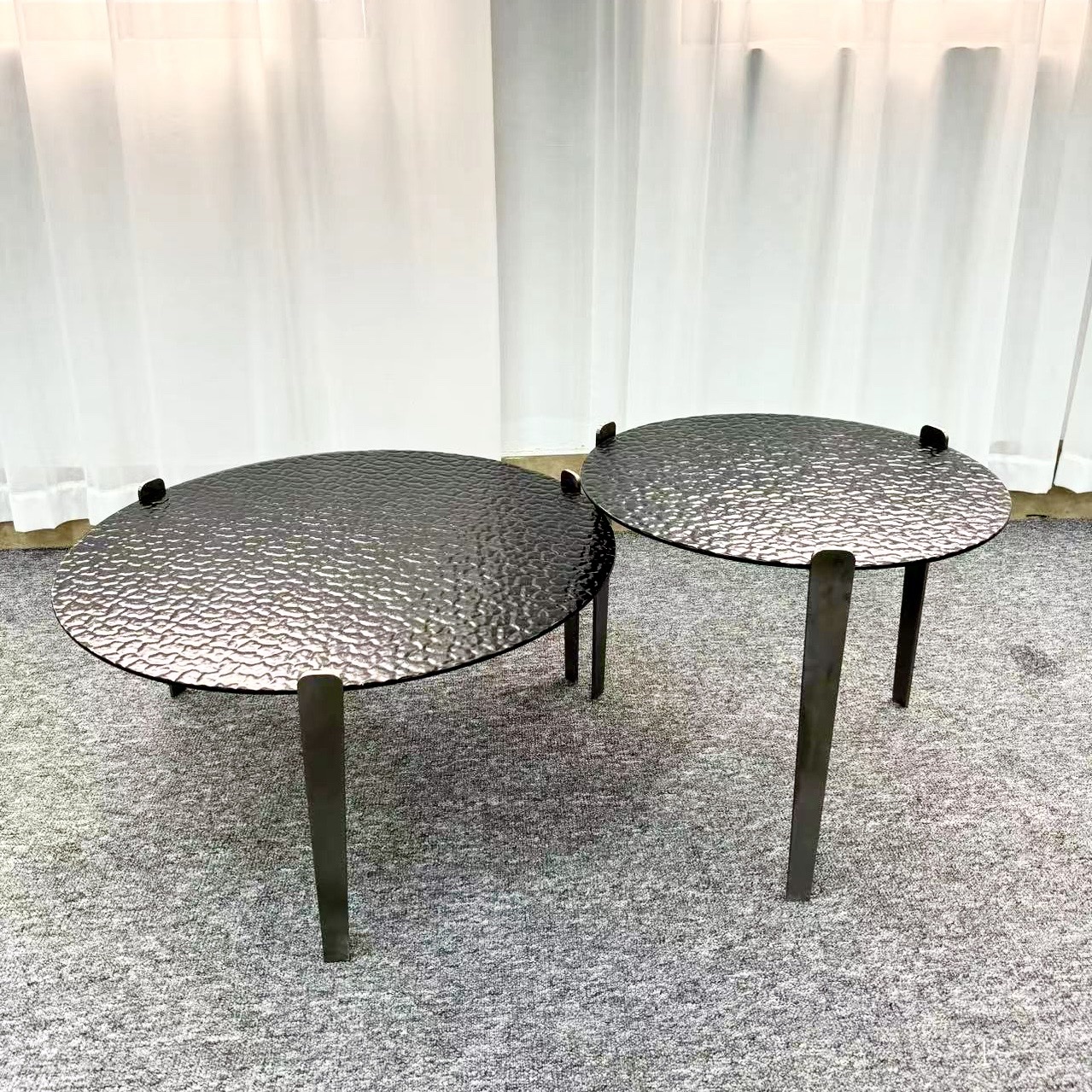 סט זוג שולחנות סלון עגולים זכוכית מושחרת ריקועים דגם סופיטל סט זוג שולחנות סלון עגולים זכוכית מושחרת ריקועים דגם סופיטל