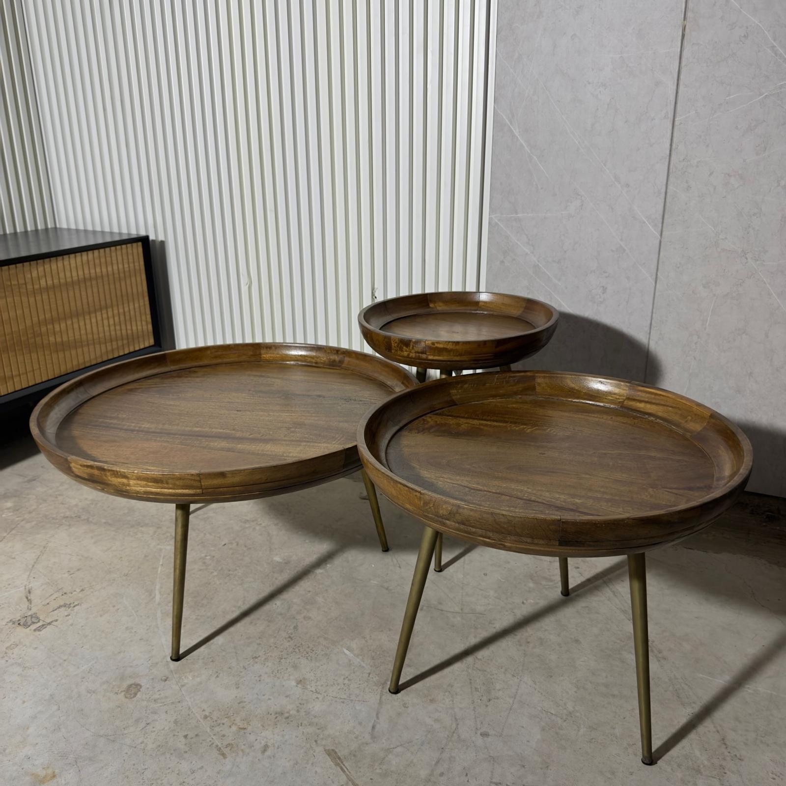 סט 3 שולחנות סלון עגולים עץ אגוז רגלי זהב דגם נוקס סט 3 שולחנות סלון עגולים עץ אגוז רגלי זהב דגם נוקס