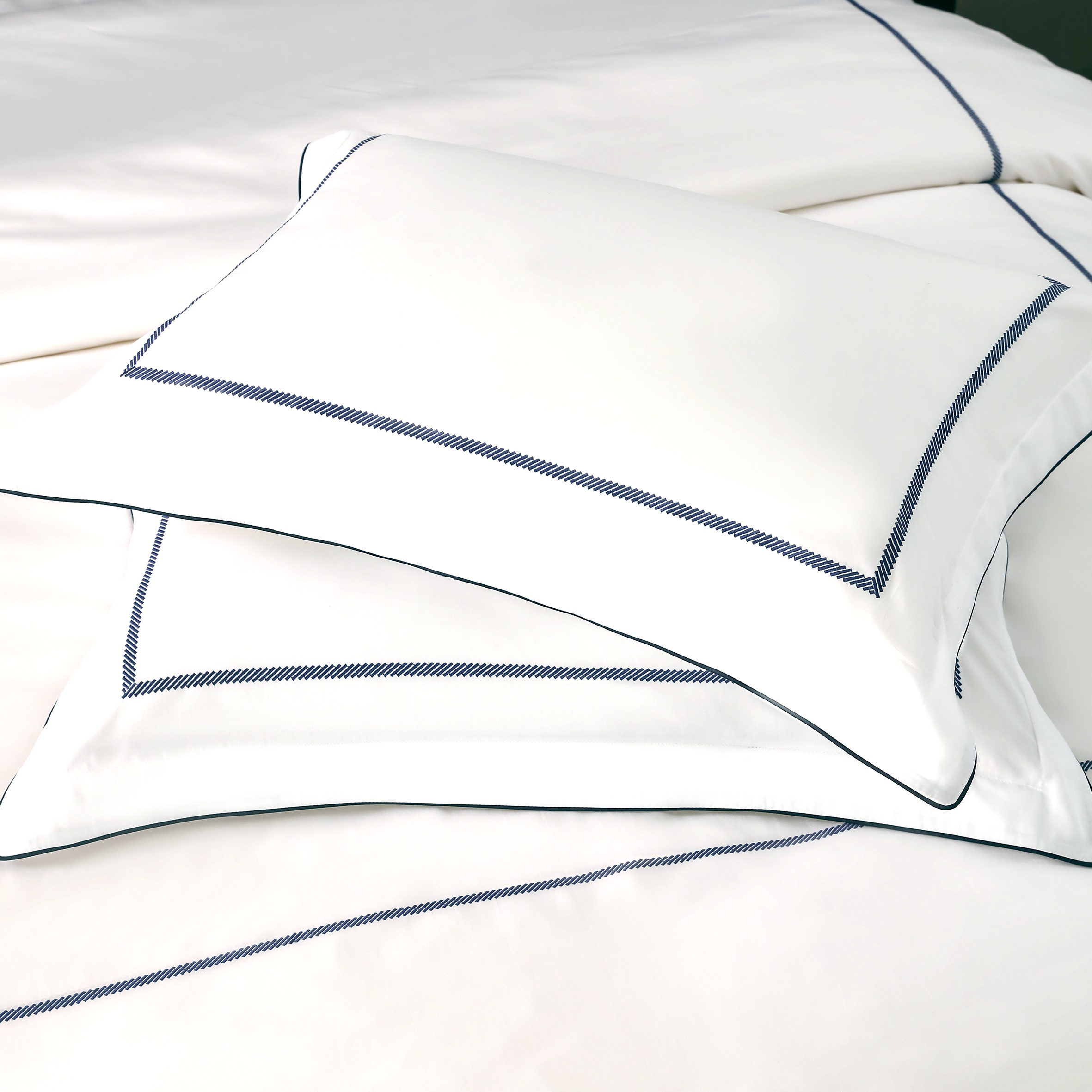 סט מצעים לבן ושחור דגם רויאלטי מאריוט סט מצעים לבן ושחור דגם רויאלטי מאריוט