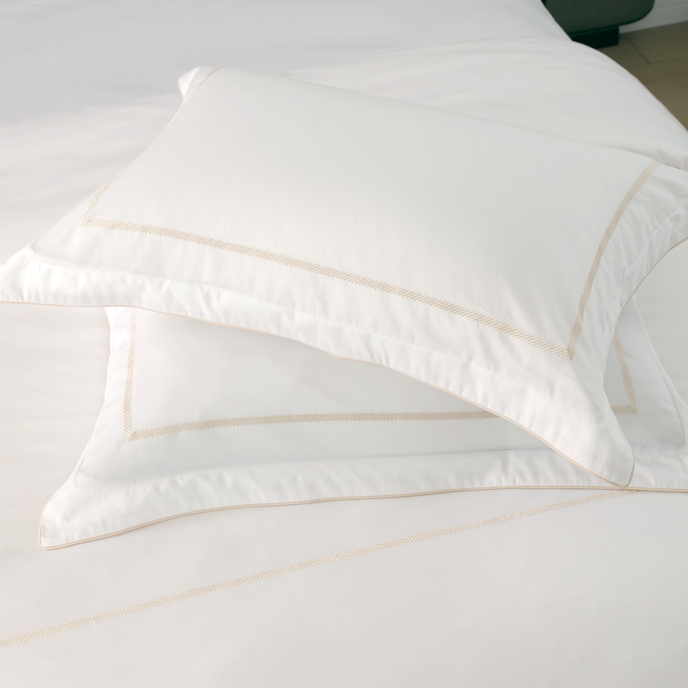 סט מצעים לבן וזהב דגם רויאלטי מאריוט סט מצעים לבן וזהב דגם רויאלטי מאריוט