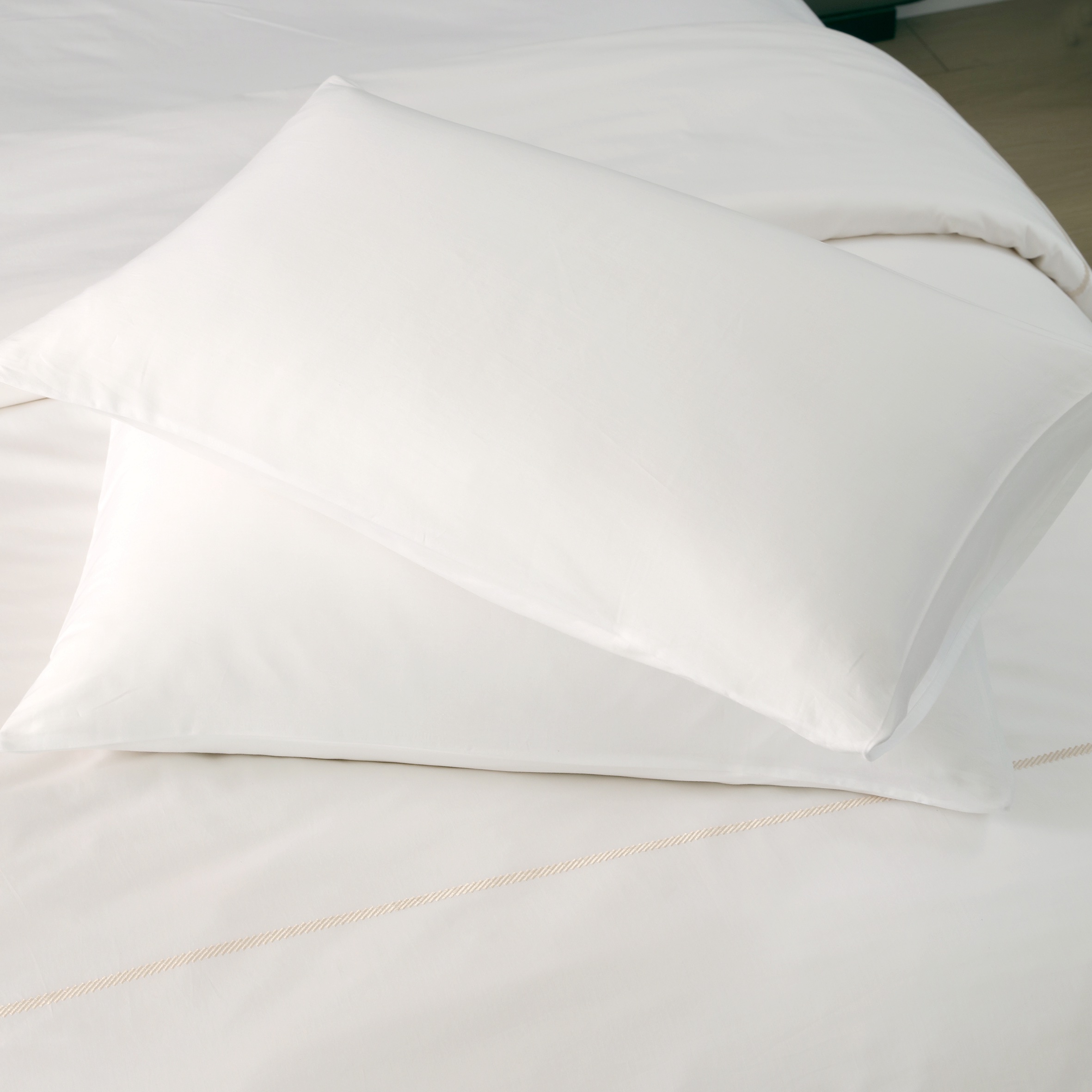 סט מצעים לבן וזהב דגם רויאלטי מאריוט סט מצעים לבן וזהב דגם רויאלטי מאריוט