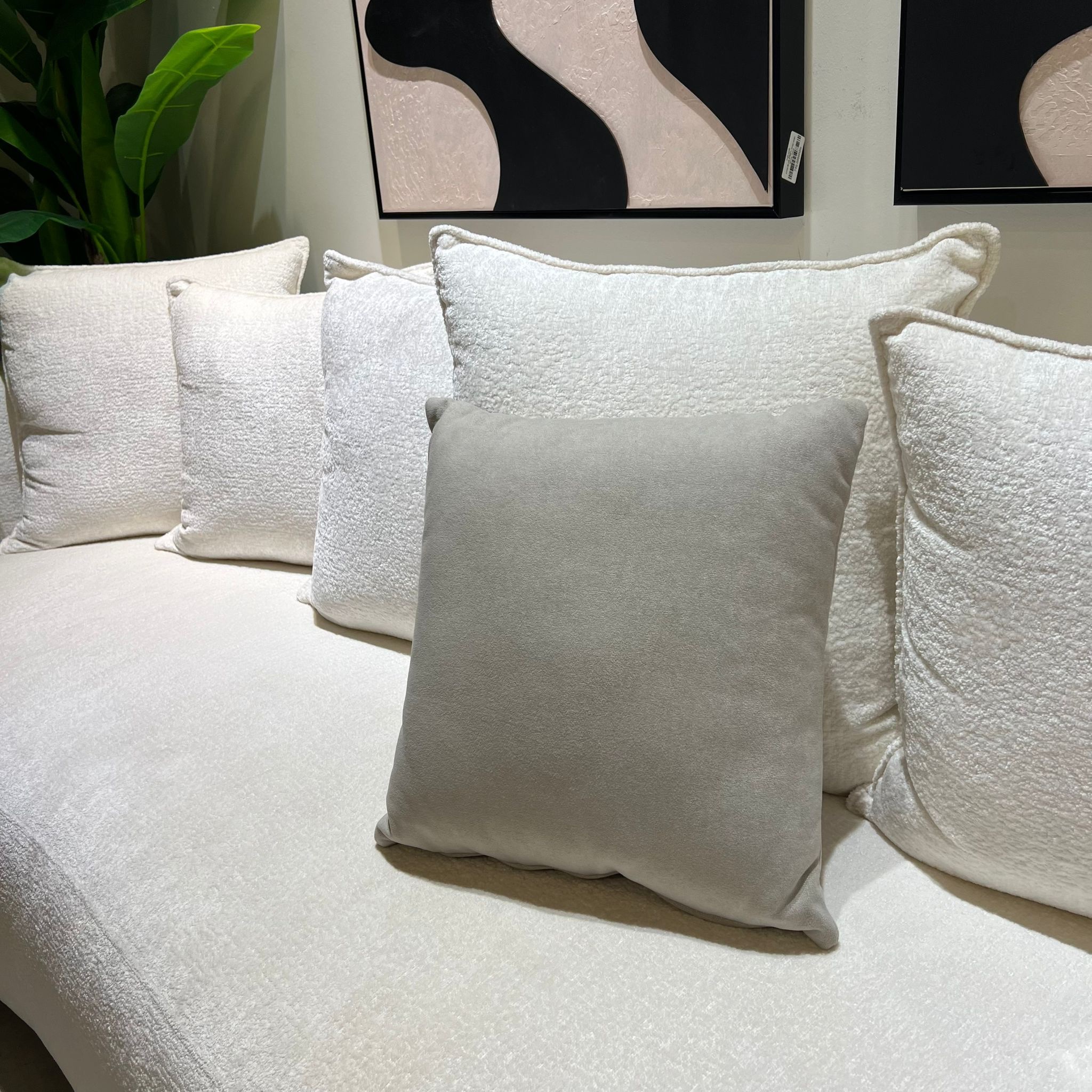 כרית נוי מרובעת אפור בהיר דגם מאיה כרית נוי מרובעת אפור בהיר דגם מאיה