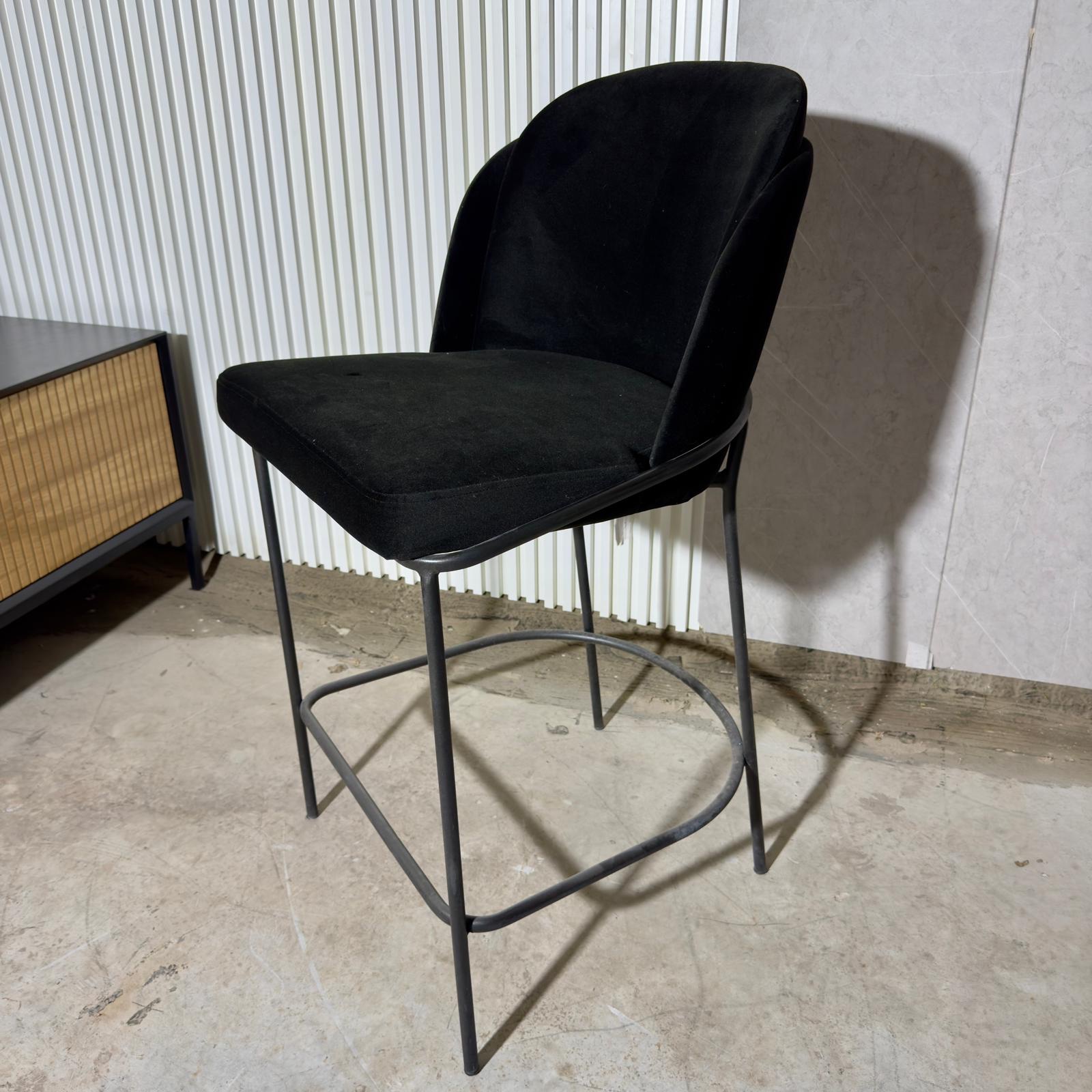 כיסא בר קטיפה שחור רגל שחורה דגם הוואי כיסא בר קטיפה שחור רגל שחורה דגם הוואי