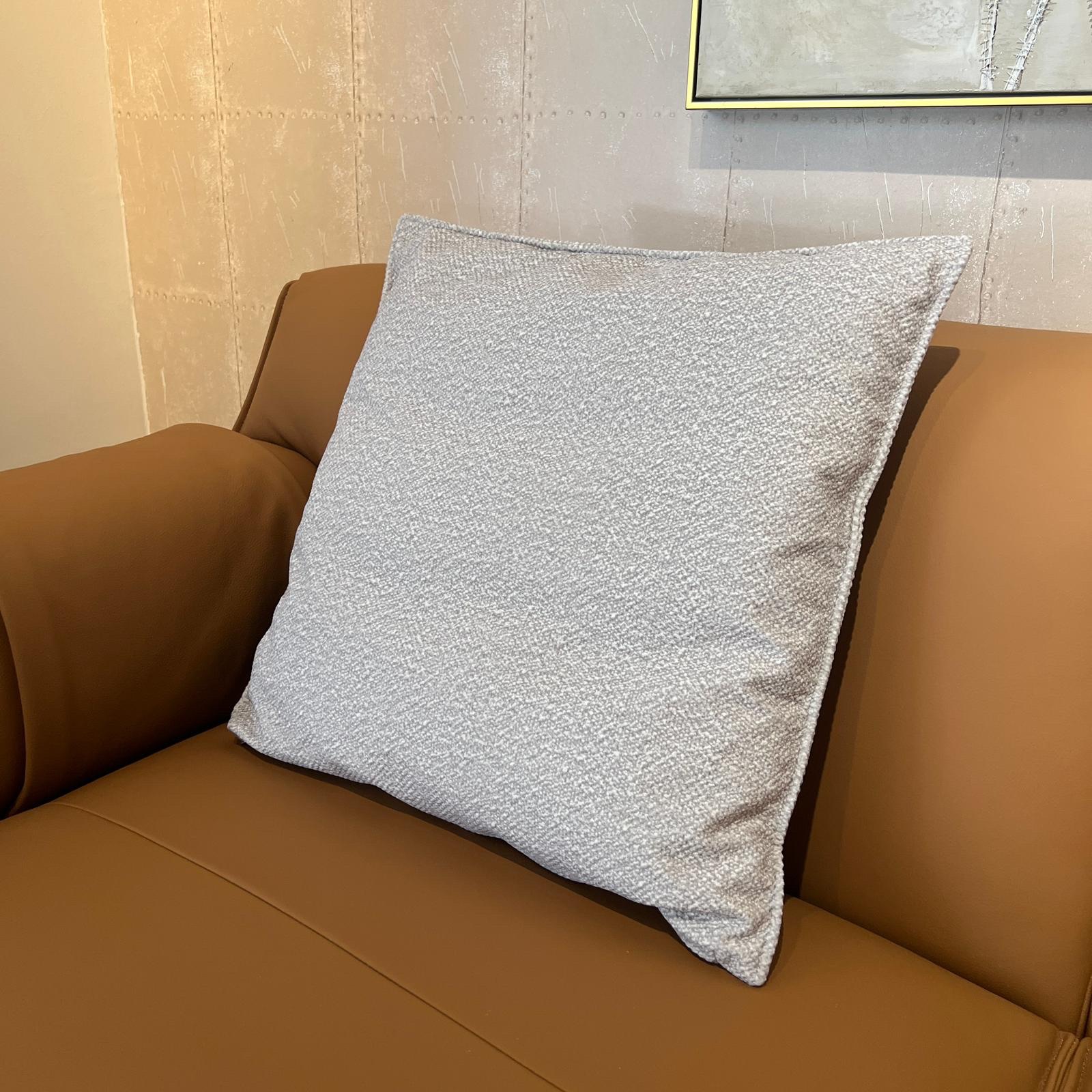 כרית נוי מרובעת אפור בהיר מילוי נוצות כרית נוי מרובעת אפור בהיר מילוי נוצות