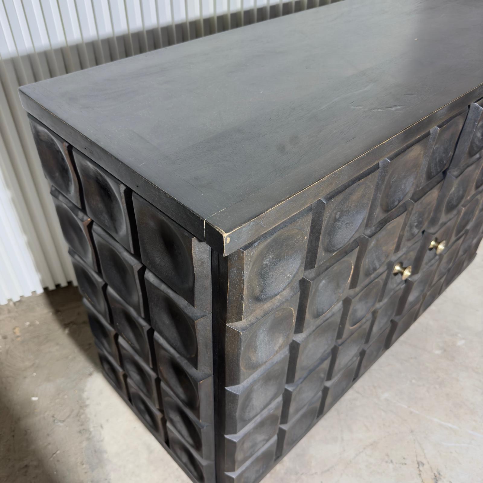 קומודה 2 דלתות חזיתות עיגולים חום שוקולד רגל זהב קומודה 2 דלתות חזיתות עיגולים חום שוקולד רגל זהב