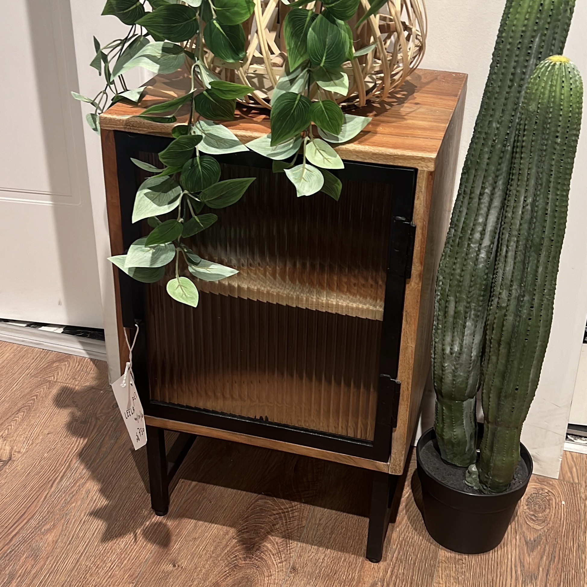 שידת צד עץ שיטה דלת זכוכית מסגרת ברזל שחור דגם לילה שידת צד עץ שיטה דלת זכוכית מסגרת ברזל שחור דגם לילה