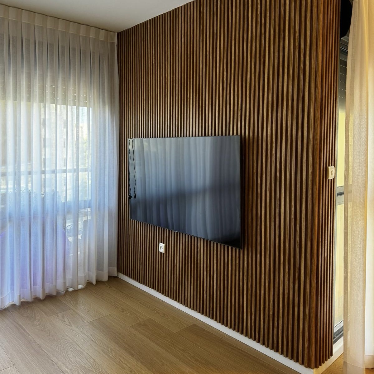 חיפוי קיר פסים פולימרי אגוז אמריקאי חיפוי קיר פסים פולימרי אגוז אמריקאי