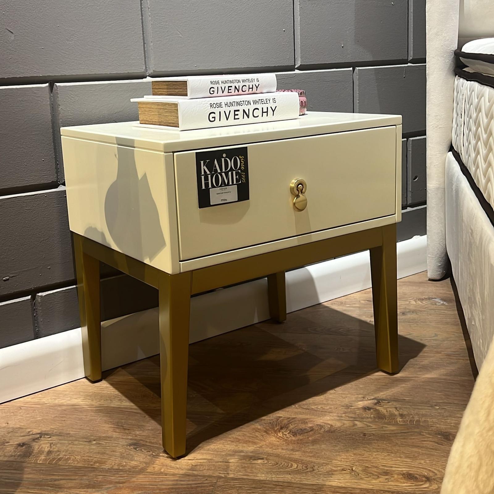 שידת מיטה דגם ורסאצ׳ה שמנת רגל זהב שידת מיטה דגם ורסאצ׳ה שמנת רגל זהב