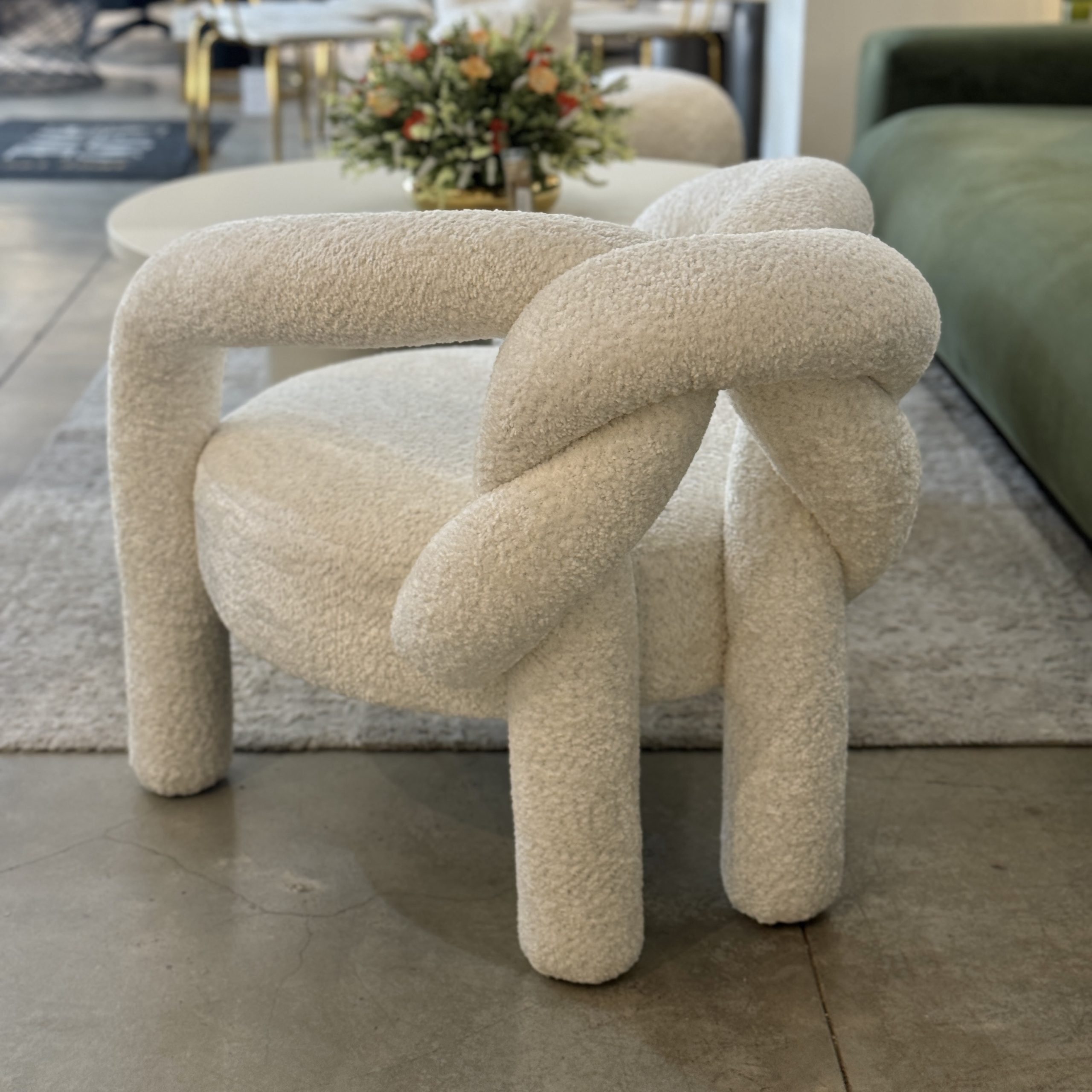 כורסא מודרנית קשר בד בוקלה שמנת דגם סופיטל כורסא מודרנית קשר בד בוקלה שמנת דגם סופיטל