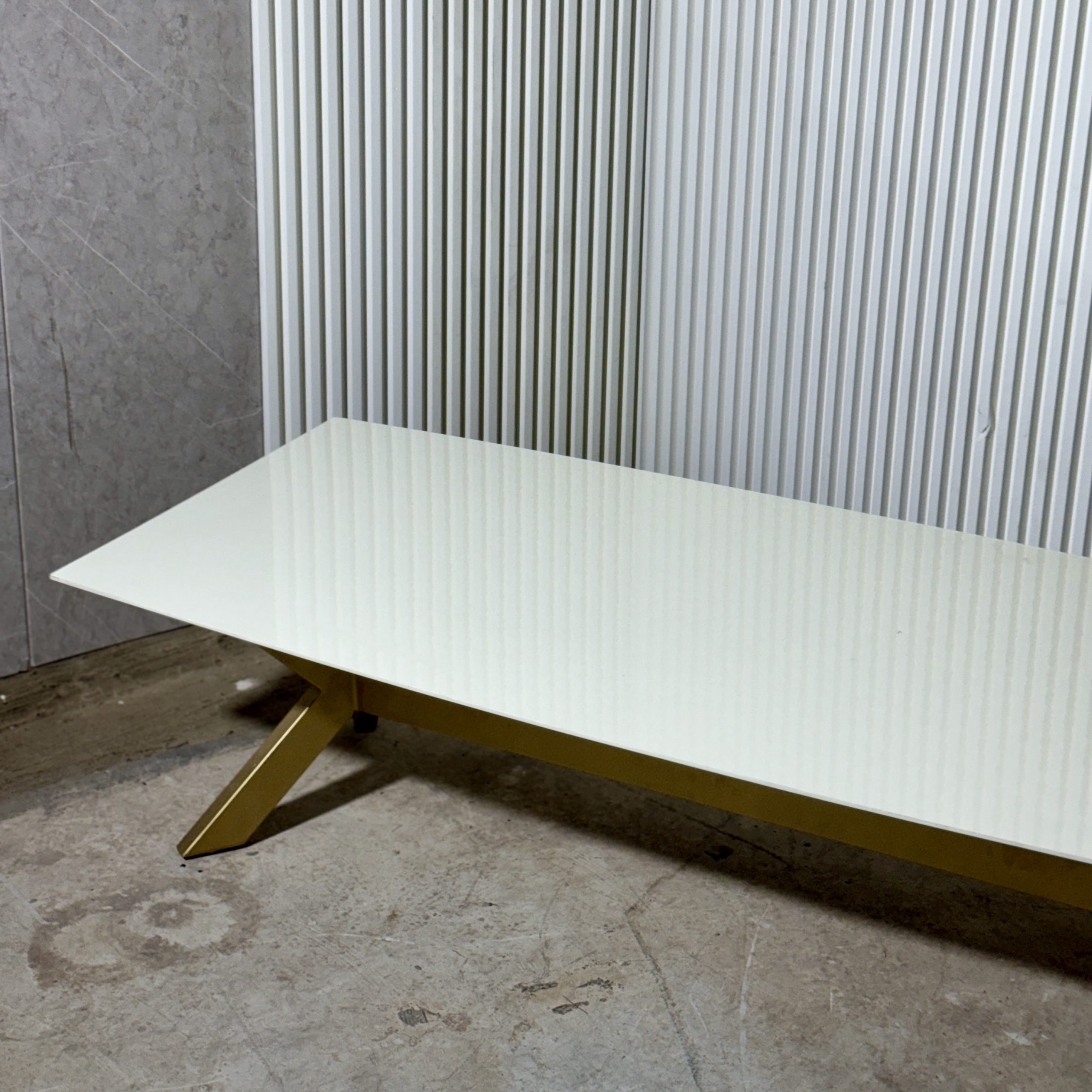 שולחן סלון מלבני לבן רגל זהב דגם ירח