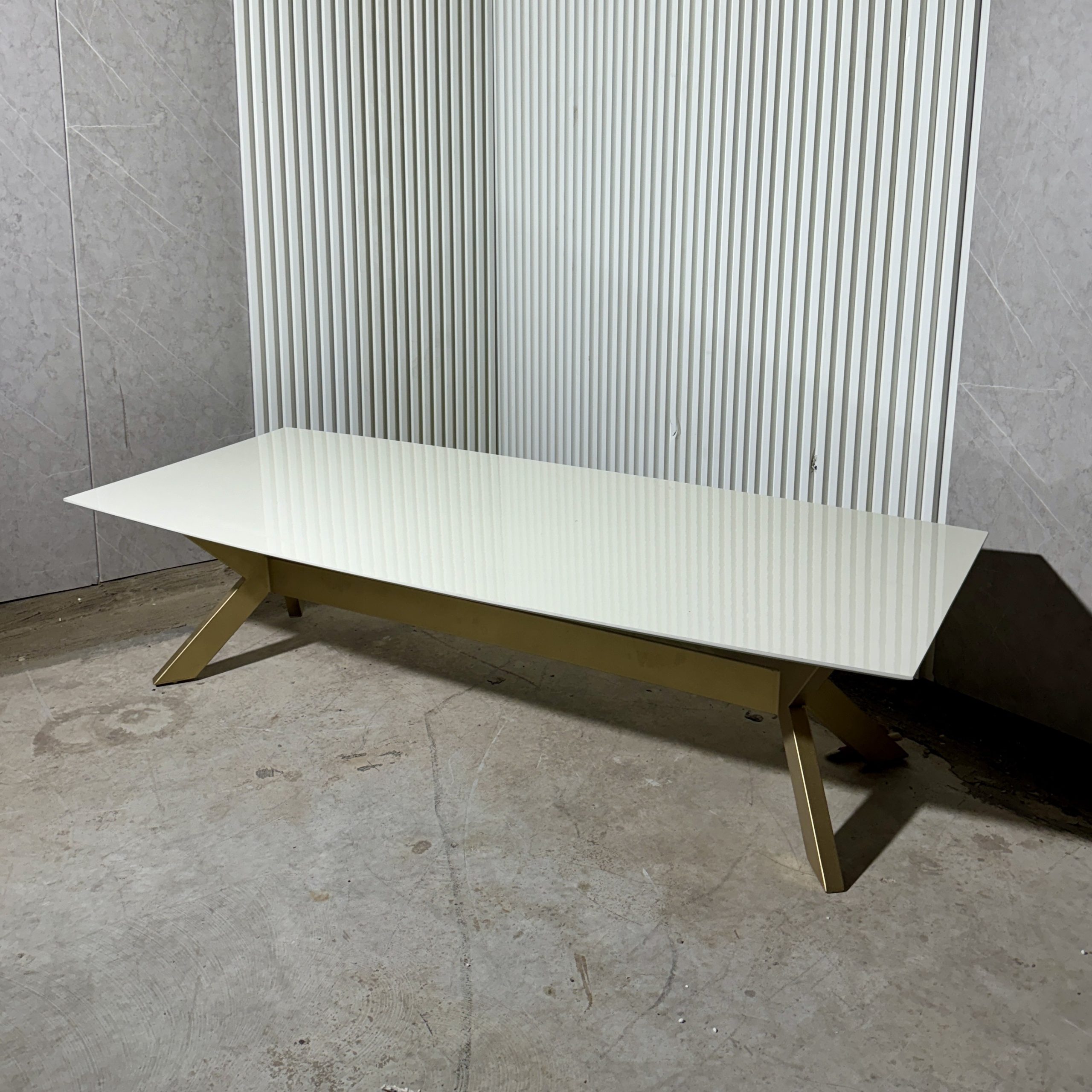 שולחן סלון מלבני לבן רגל זהב דגם ירח