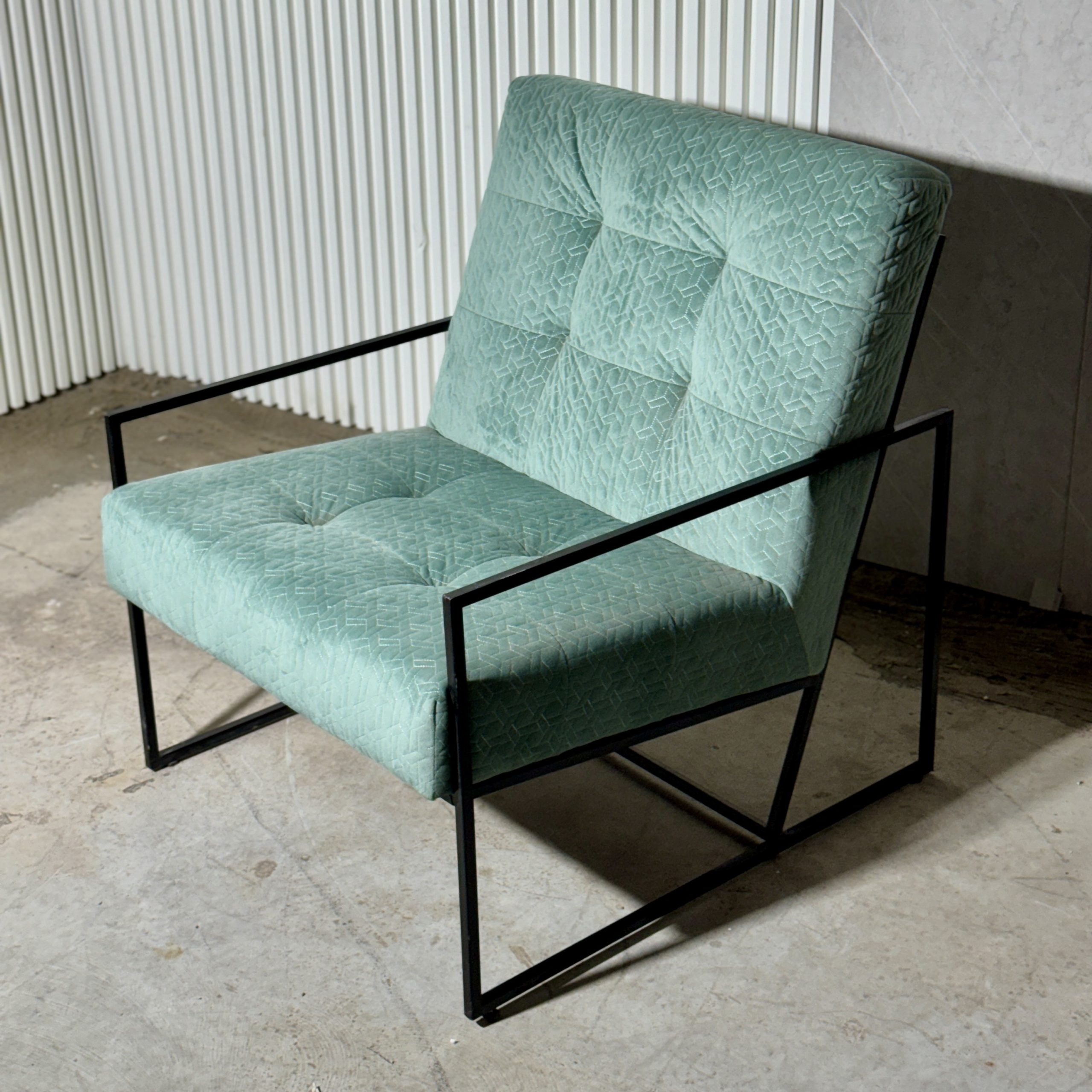 כורסא מעוצבת תכלת טורקיז ידיות שחורות דגם רום כורסא מעוצבת תכלת טורקיז ידיות שחורות דגם רום