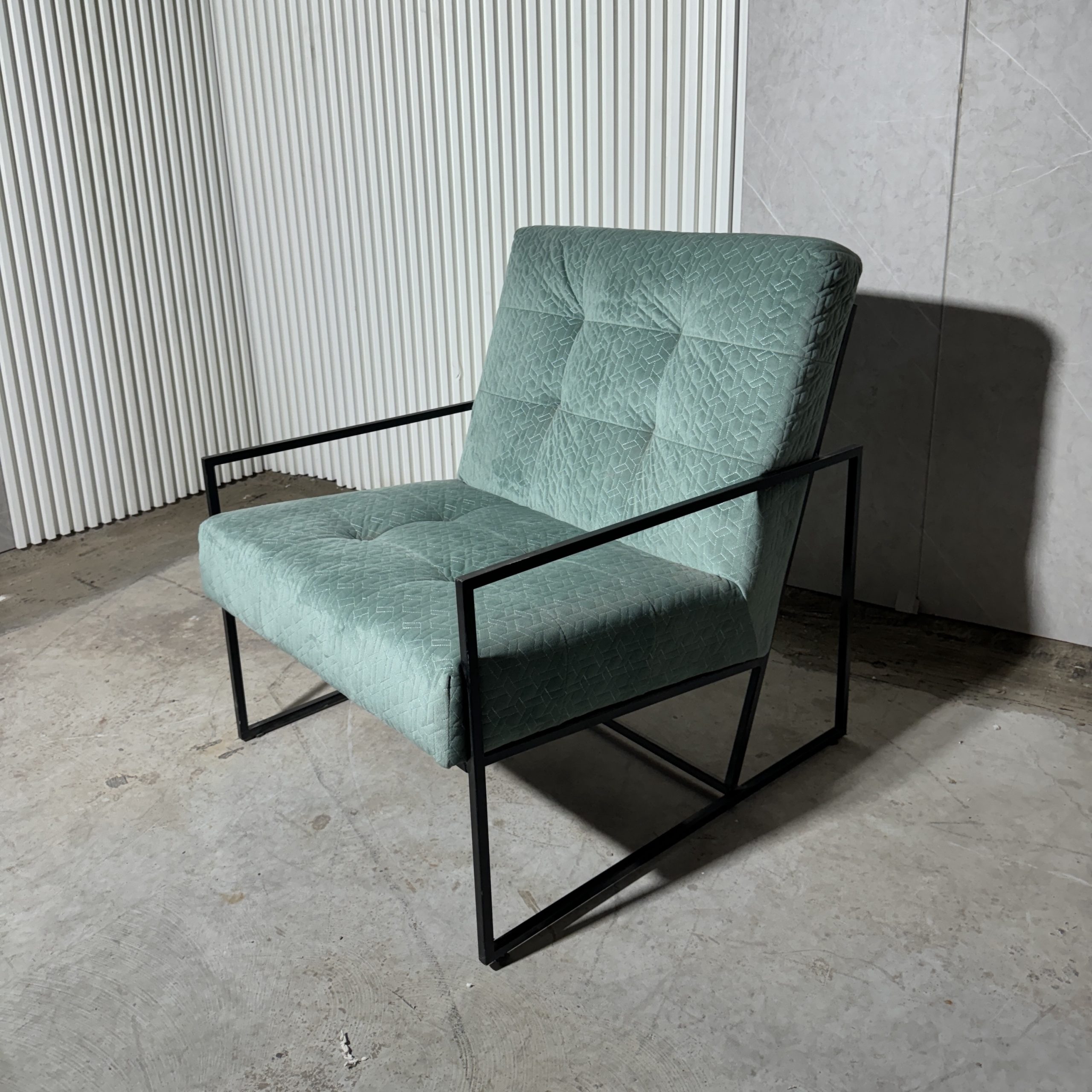 כורסא מעוצבת תכלת טורקיז ידיות שחורות דגם רום כורסא מעוצבת תכלת טורקיז ידיות שחורות דגם רום