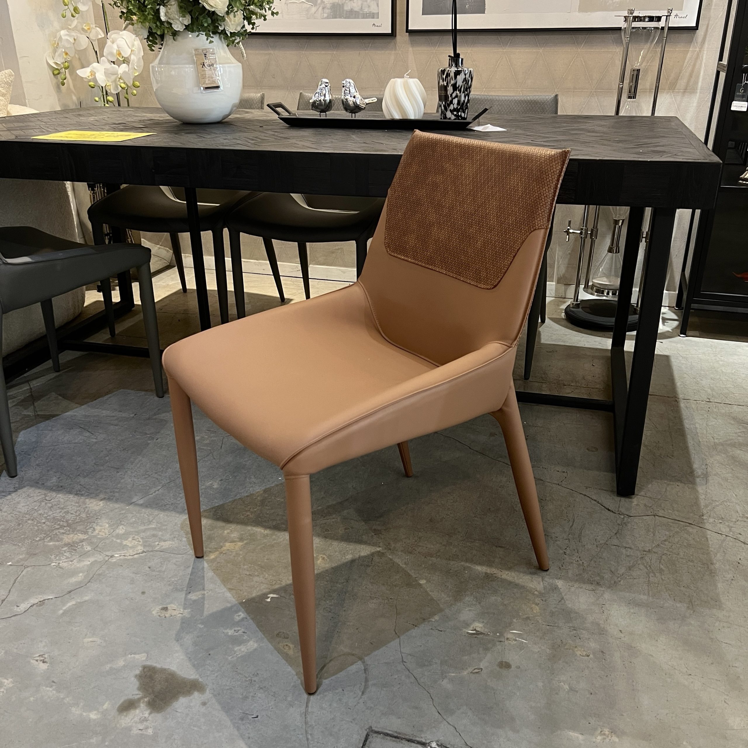 כיסא מעוצב יוקרתי דמוי עור כאמל דגם פבריציו כיסא מעוצב יוקרתי דמוי עור כאמל דגם פבריציו