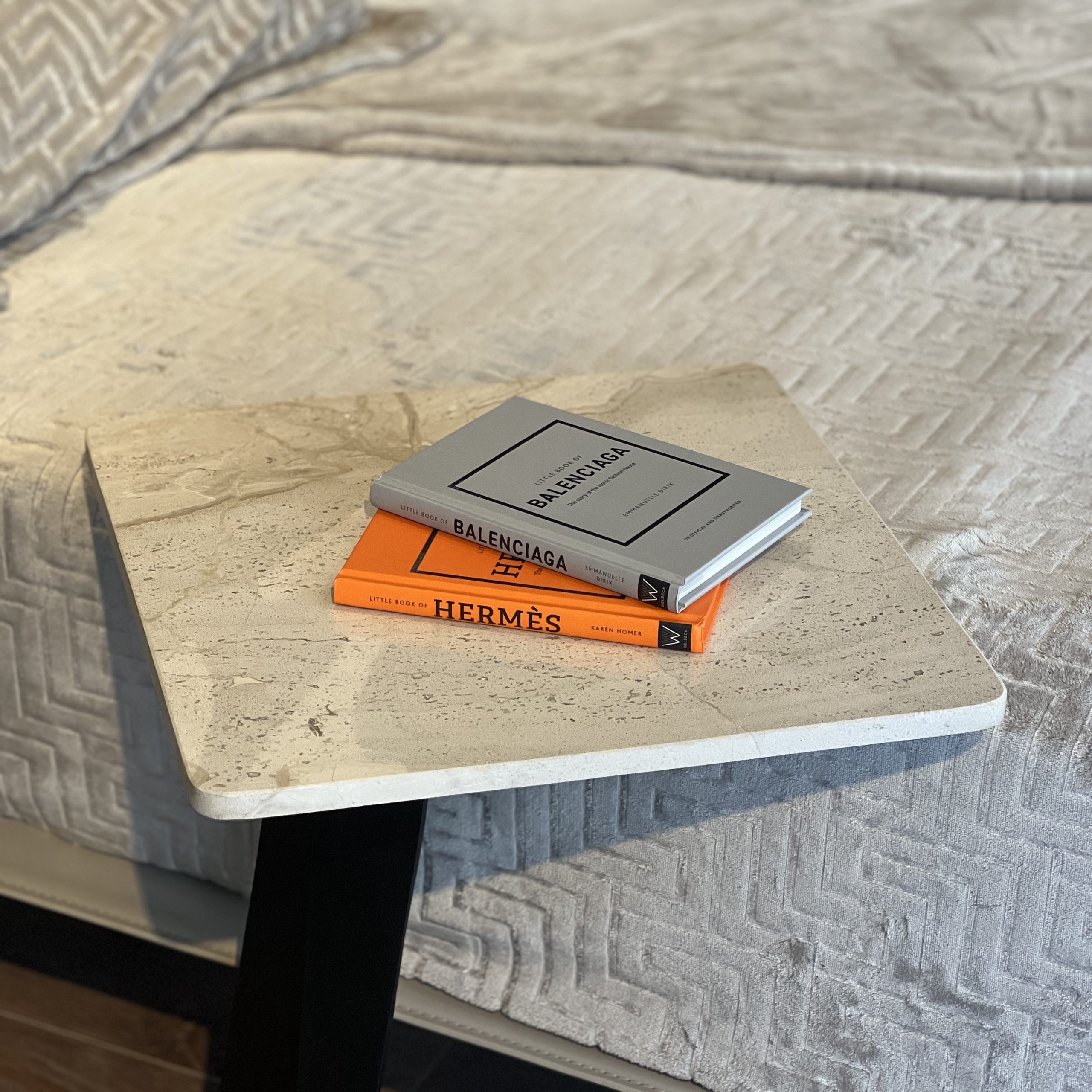 נשכן שולחן בראס מרבל ולנטינו נשכן שולחן בראס מרבל ולנטינו