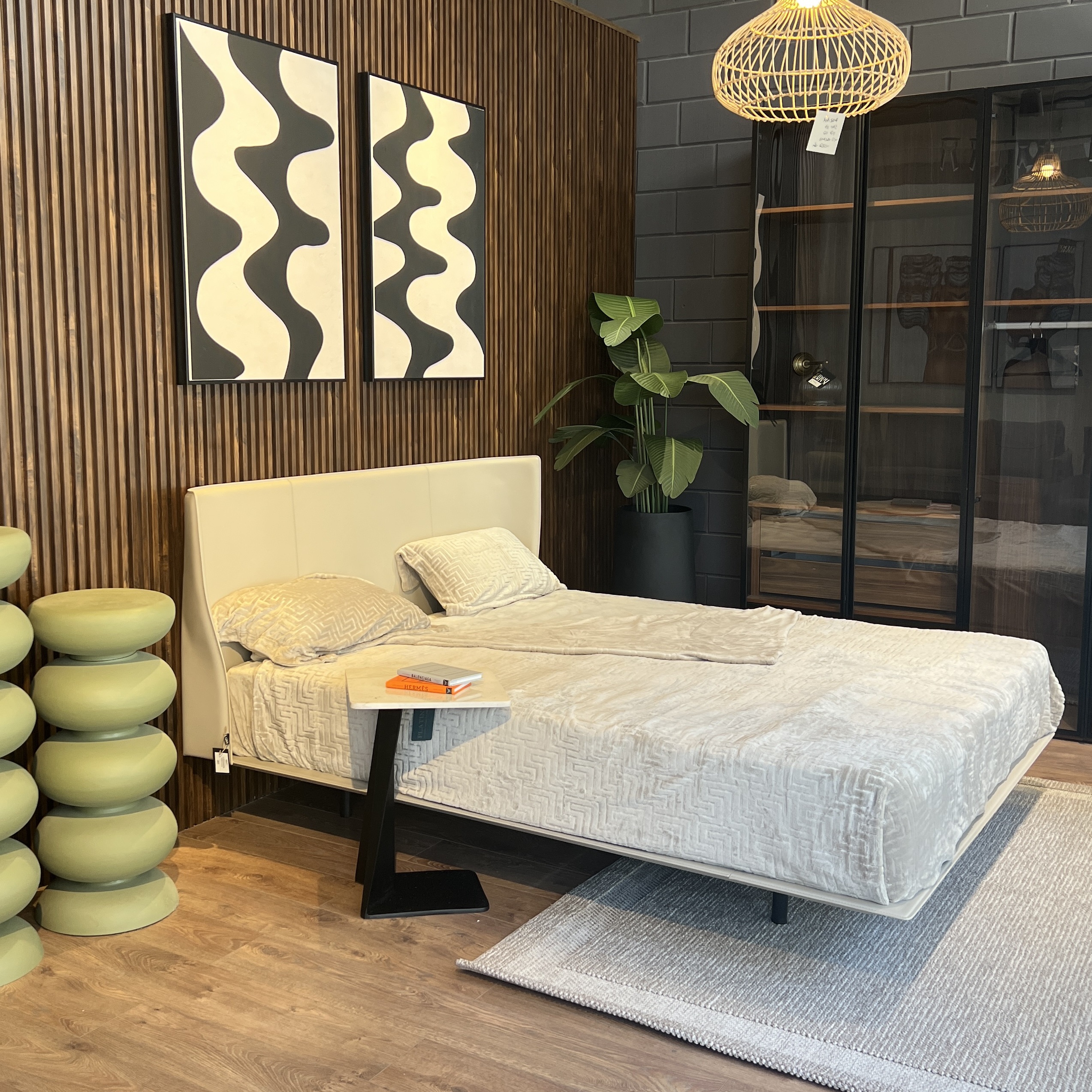 מיטה מונטנגרו עור אבן דגם סופיטל מיטה מונטנגרו עור אבן דגם סופיטל