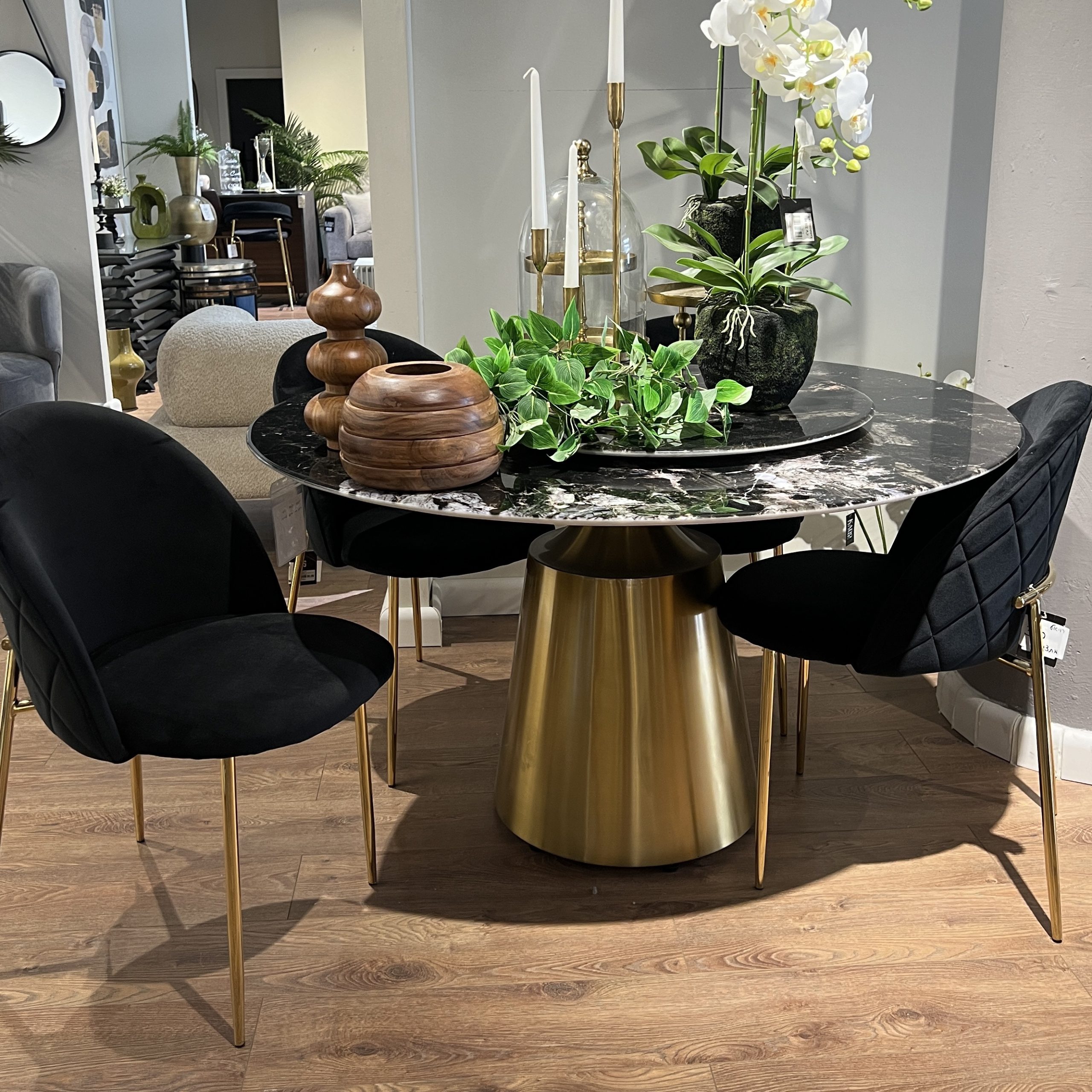 שולחן אוכל עגול מרבל שחור אפור רגל זהב דגם קימי קוטר 130 שולחן אוכל עגול מרבל שחור אפור רגל זהב דגם קימי קוטר 130