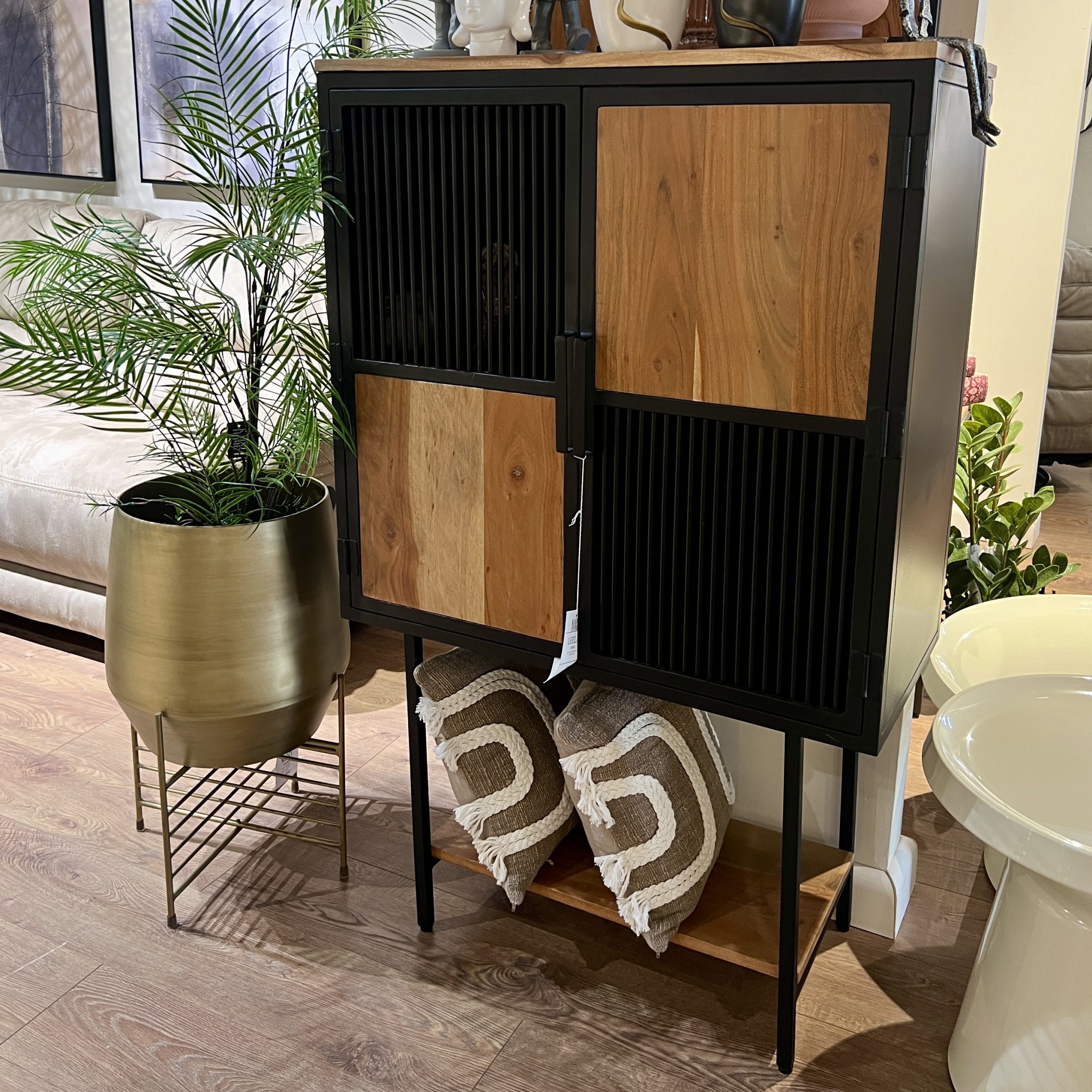 ארונית עץ שיטה דלתות פסים ברזל שחור דגם "לילה" ארונית עץ שיטה דלתות פסים ברזל שחור דגם "לילה"