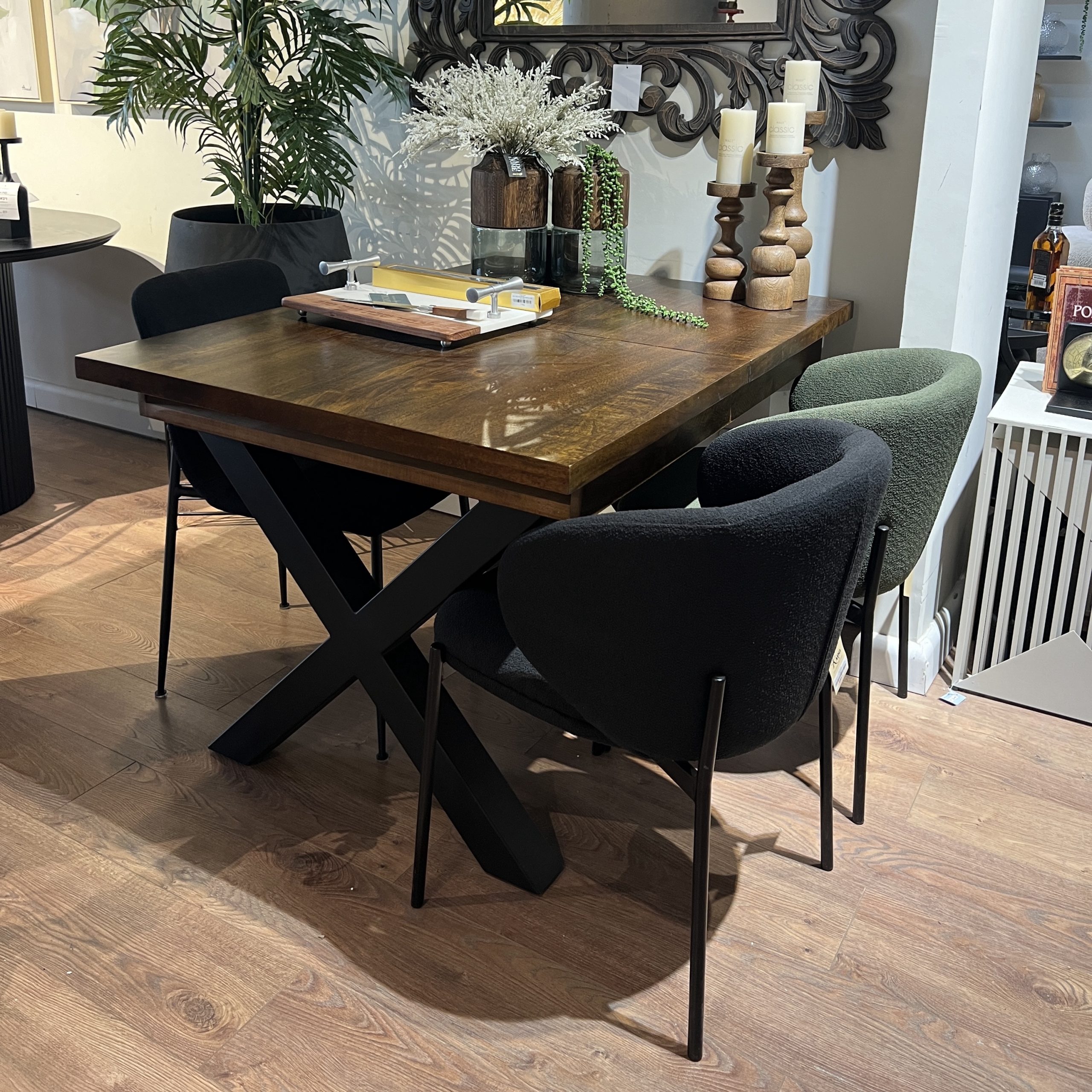 שולחן אוכל עץ רגל ברזל שחורה מיני נפתח דגם סוניל שולחן אוכל עץ רגל ברזל שחורה מיני נפתח דגם סוניל