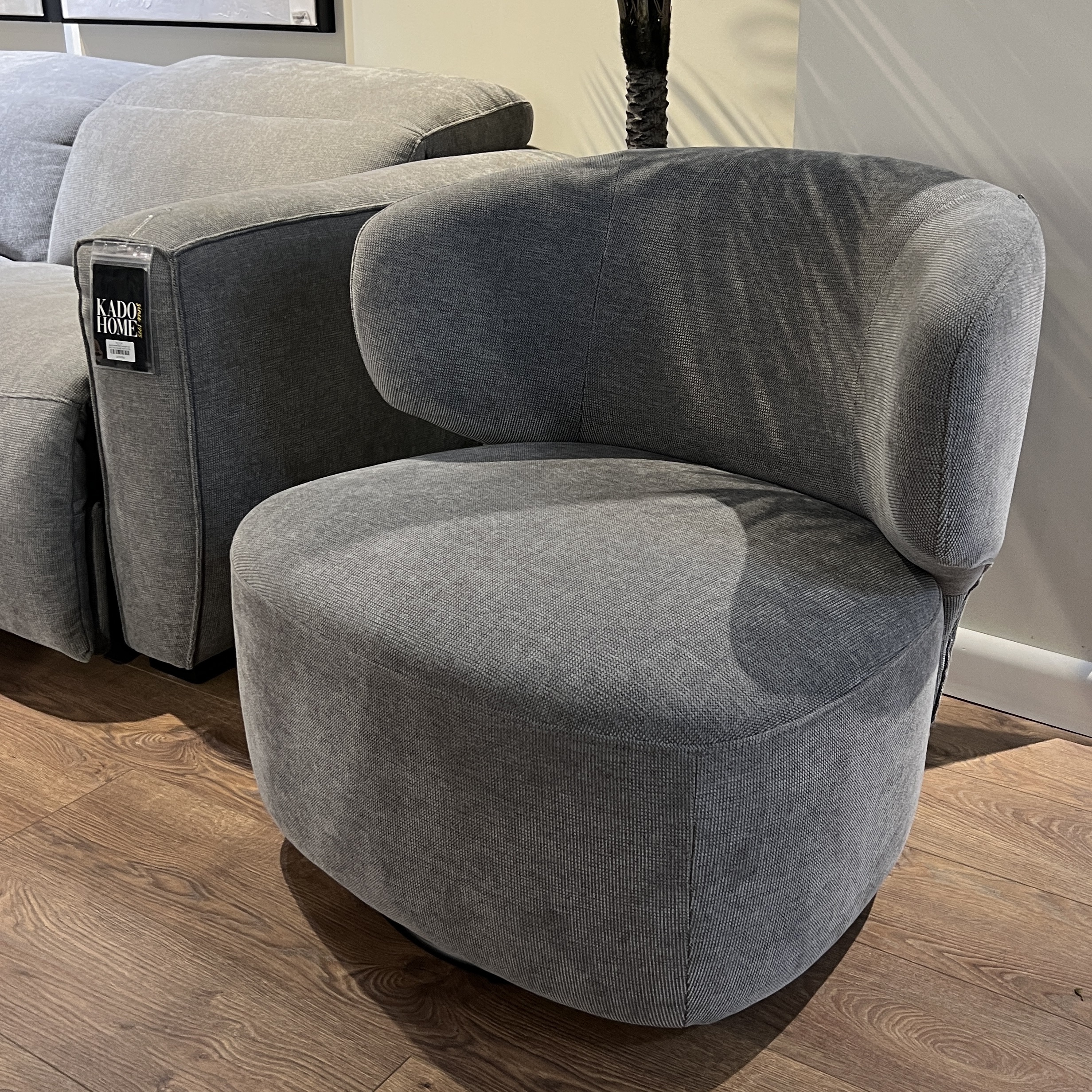 כורסא מסתובבת אפור בהיר דגם קוקה כורסא מסתובבת אפור בהיר דגם קוקה