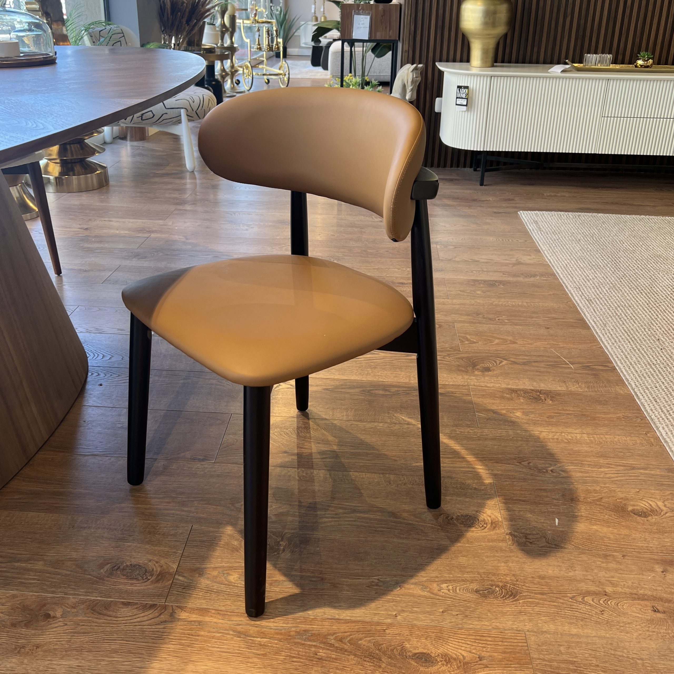 כיסא וינו דמוי עור כאמל דגם סופיטל כיסא וינו דמוי עור כאמל דגם סופיטל