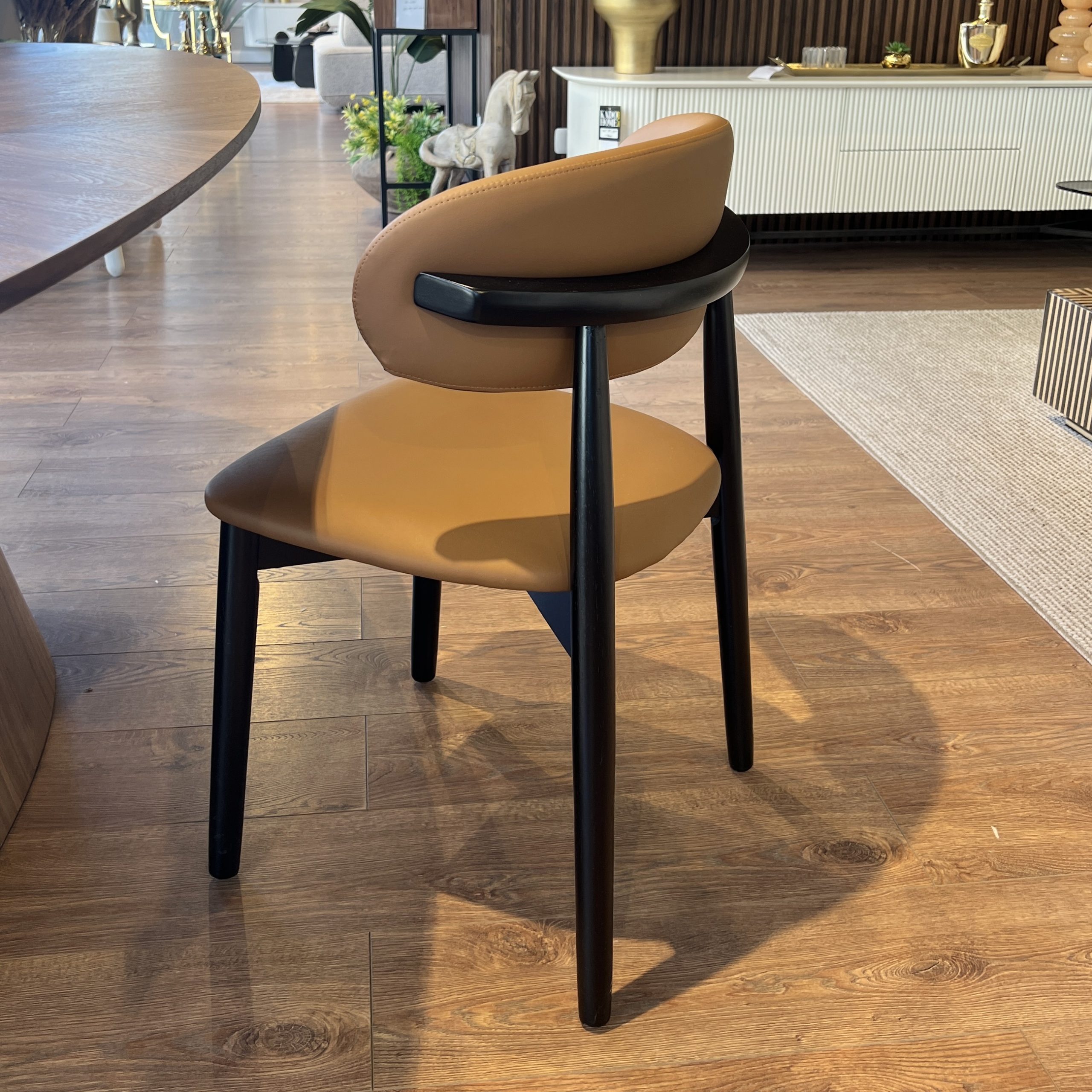 כיסא וינו דמוי עור כאמל דגם סופיטל כיסא וינו דמוי עור כאמל דגם סופיטל