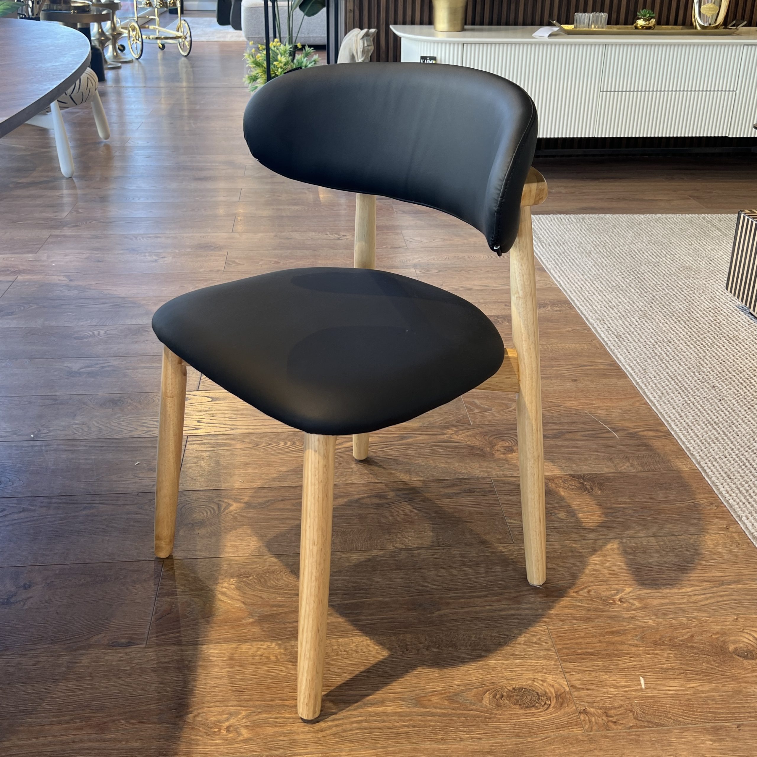 כיסא פיליפה עץ אלון עור שחור דגם סופיטל כיסא פיליפה עץ אלון עור שחור דגם סופיטל