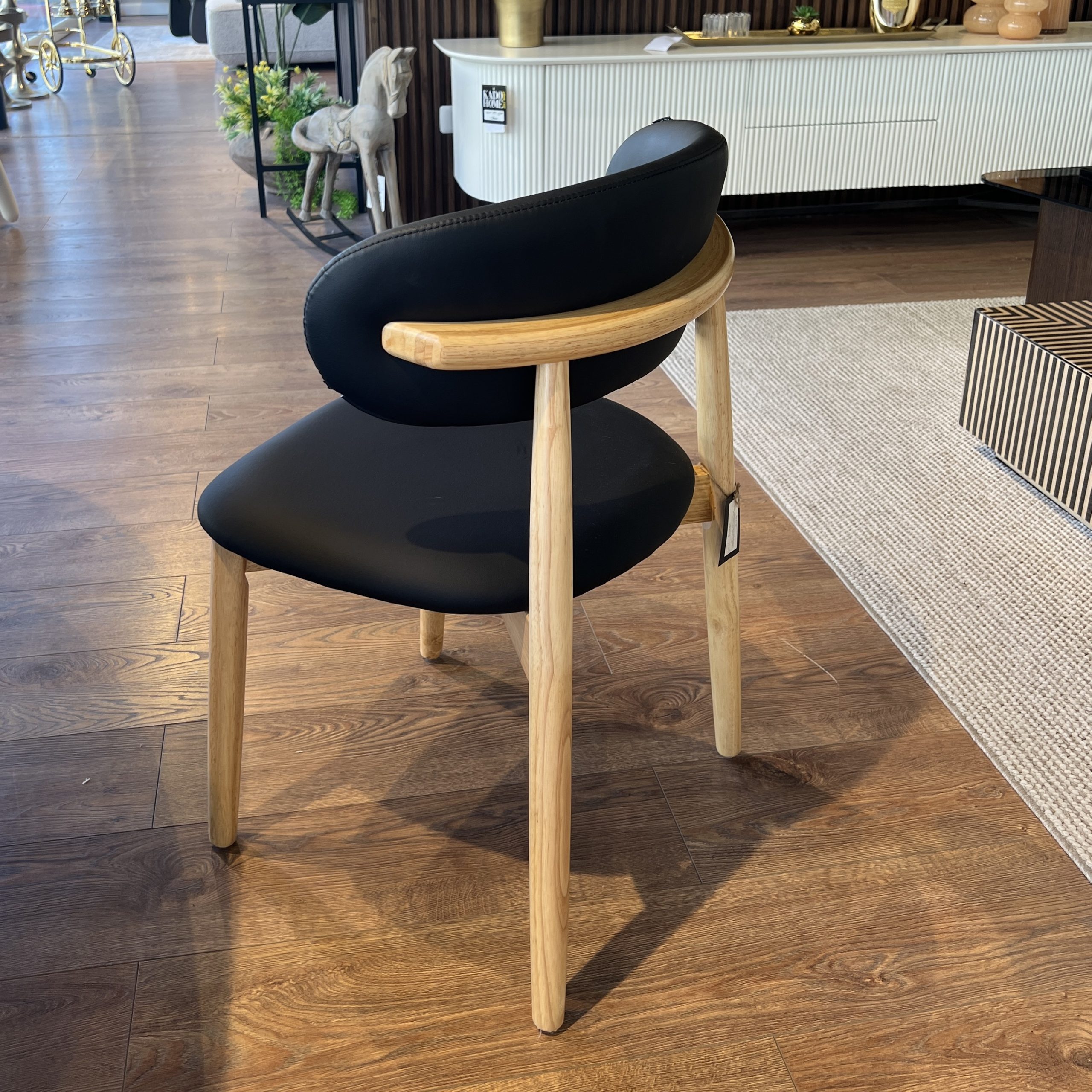 כיסא פיליפה עץ אלון עור שחור דגם סופיטל כיסא פיליפה עץ אלון עור שחור דגם סופיטל