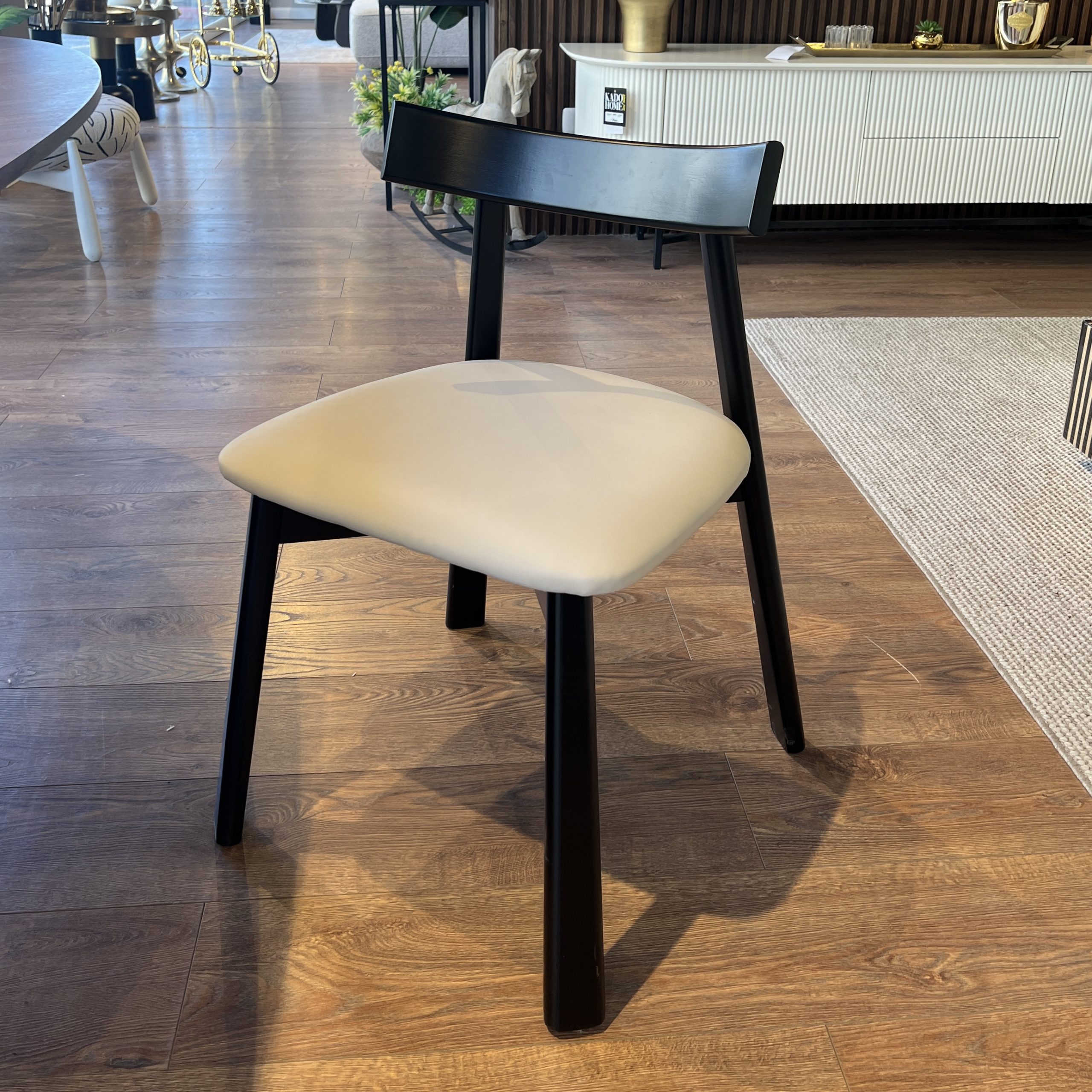 כיסא מתיאס דמוי עור אבן דגם סופיטל כיסא מתיאס דמוי עור אבן דגם סופיטל