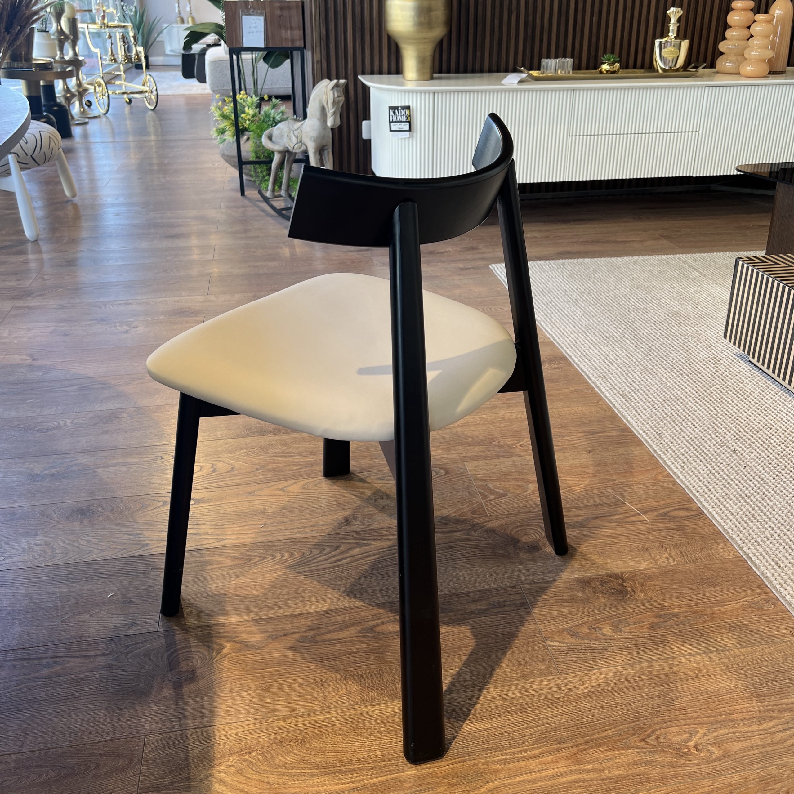 כיסא מתיאס דמוי עור אבן דגם סופיטל כיסא מתיאס דמוי עור אבן דגם סופיטל