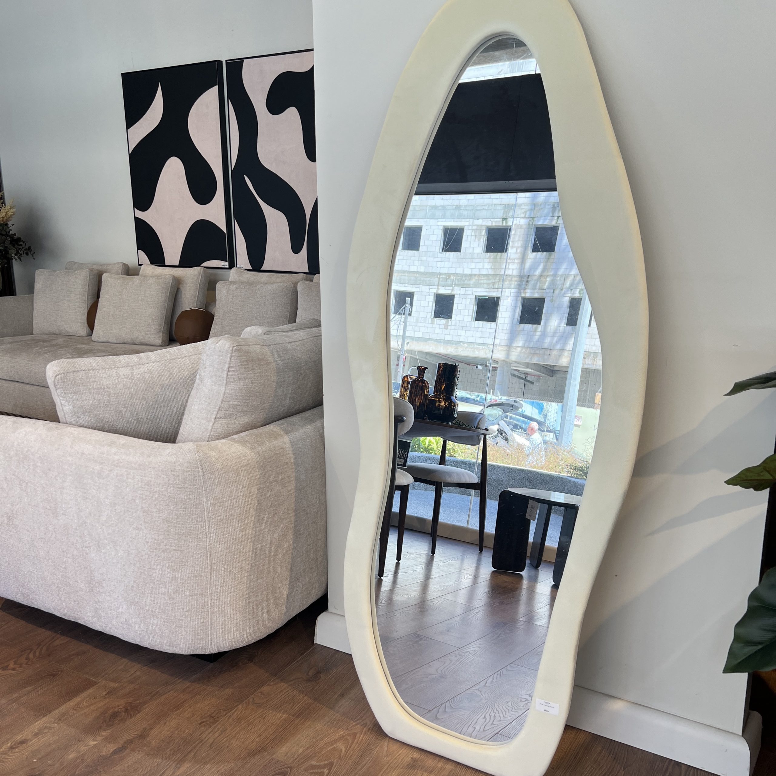 מראה אובלית קטיפה שמנת מראה אובלית קטיפה שמנת