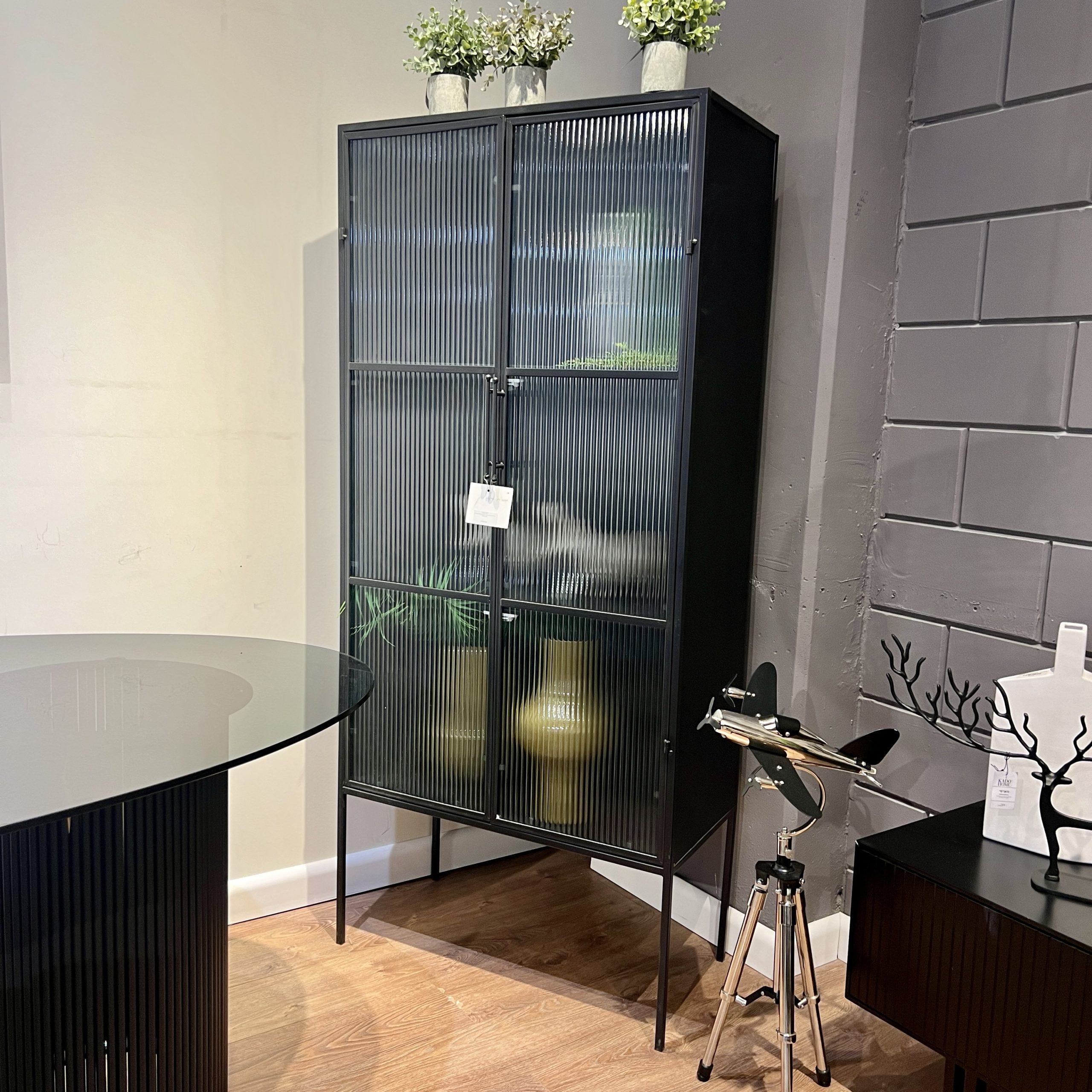 ויטרינה ברזל שחור וזכוכית פסים דגם רוני ויטרינה ברזל שחור וזכוכית פסים דגם רוני