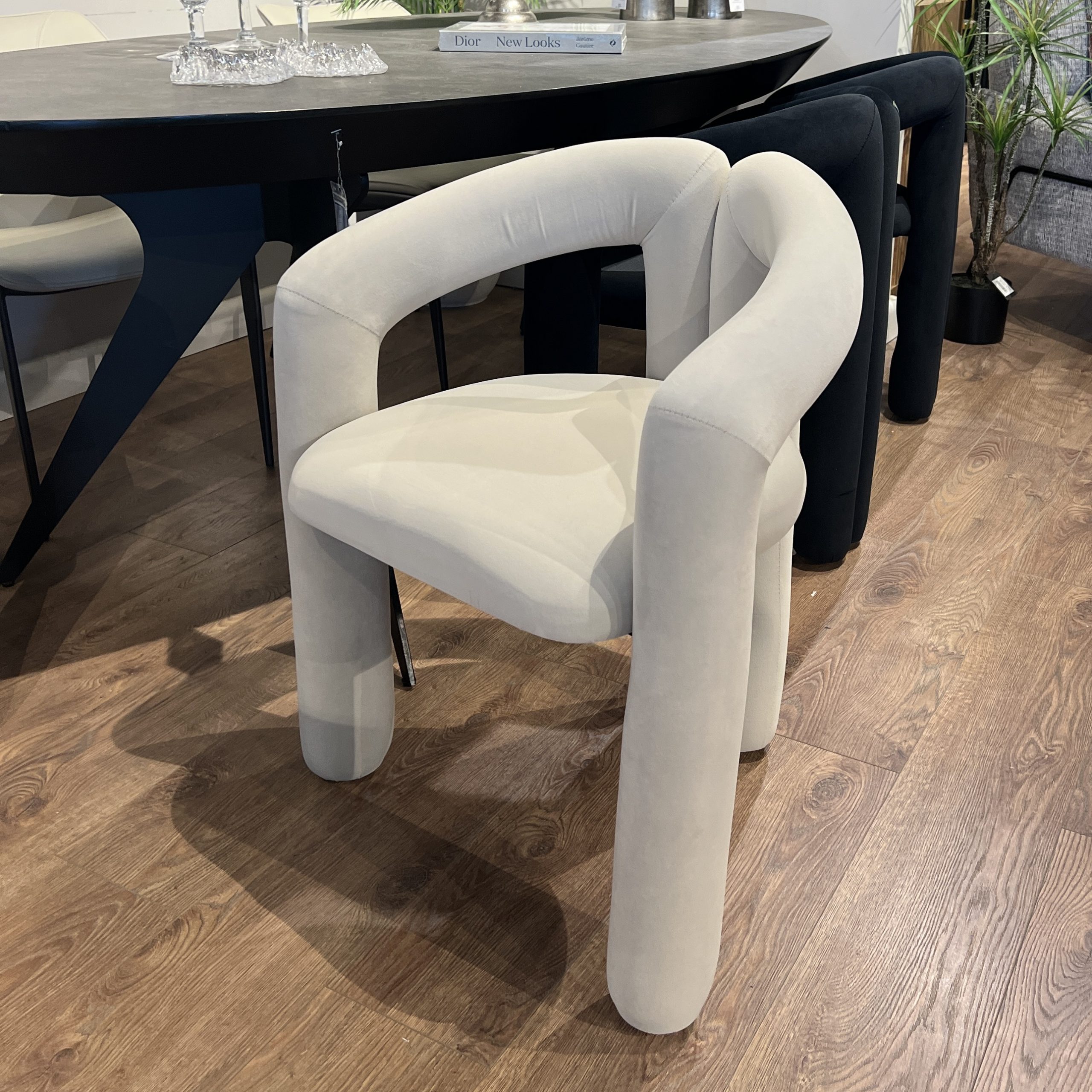 כיסא כורסא פולנצו קטיפה בז דגם סופיטל כיסא כורסא פולנצו קטיפה בז דגם סופיטל