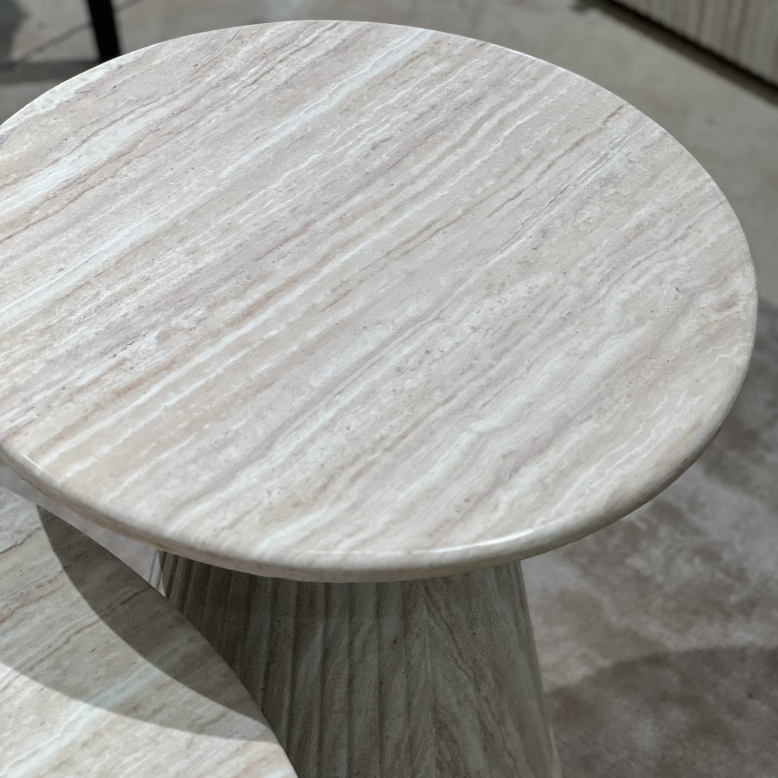 סט 2 שולחנות סלון עגולים טרוורטין סט 2 שולחנות סלון עגולים טרוורטין