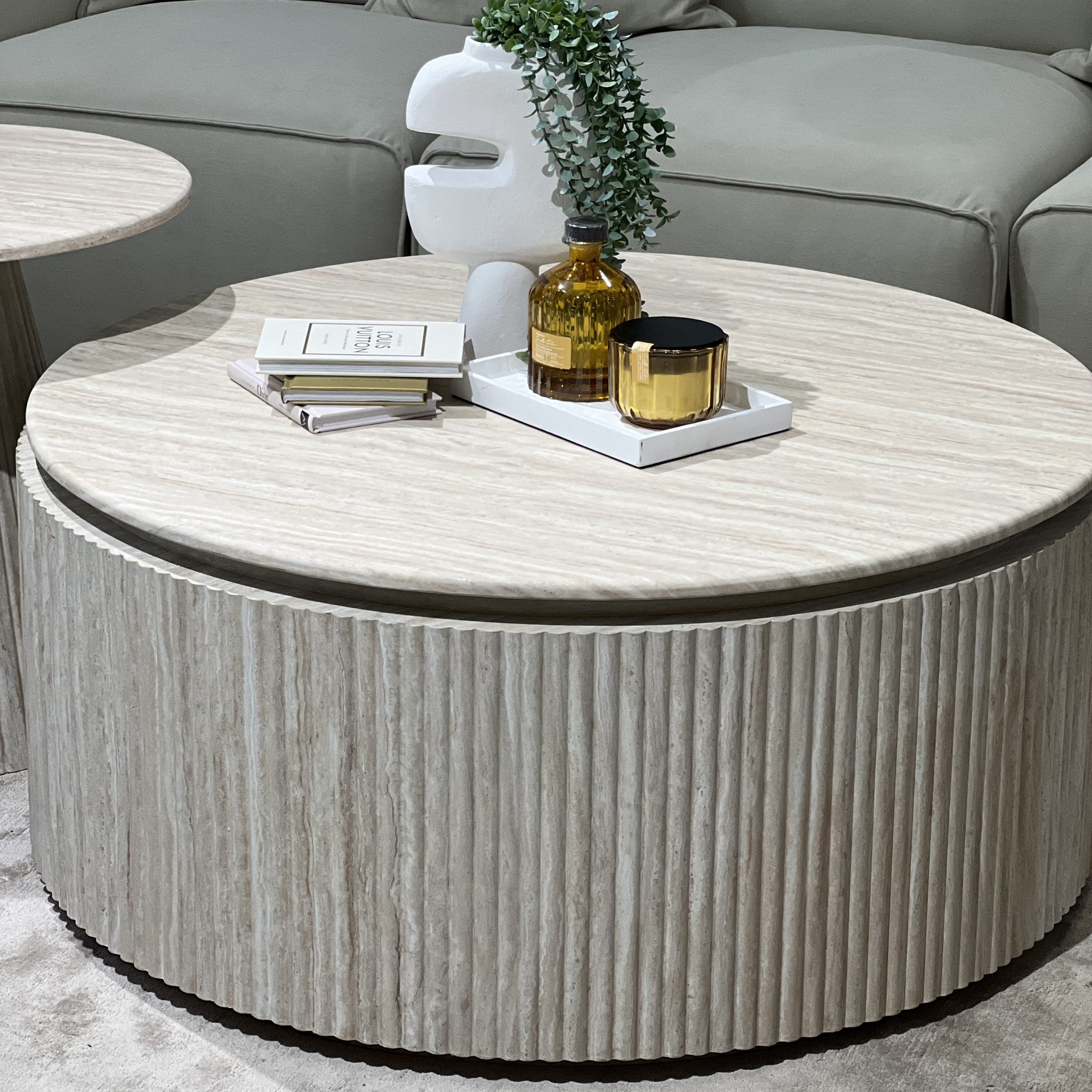 סט 2 שולחנות סלון עגולים טרוורטין סט 2 שולחנות סלון עגולים טרוורטין