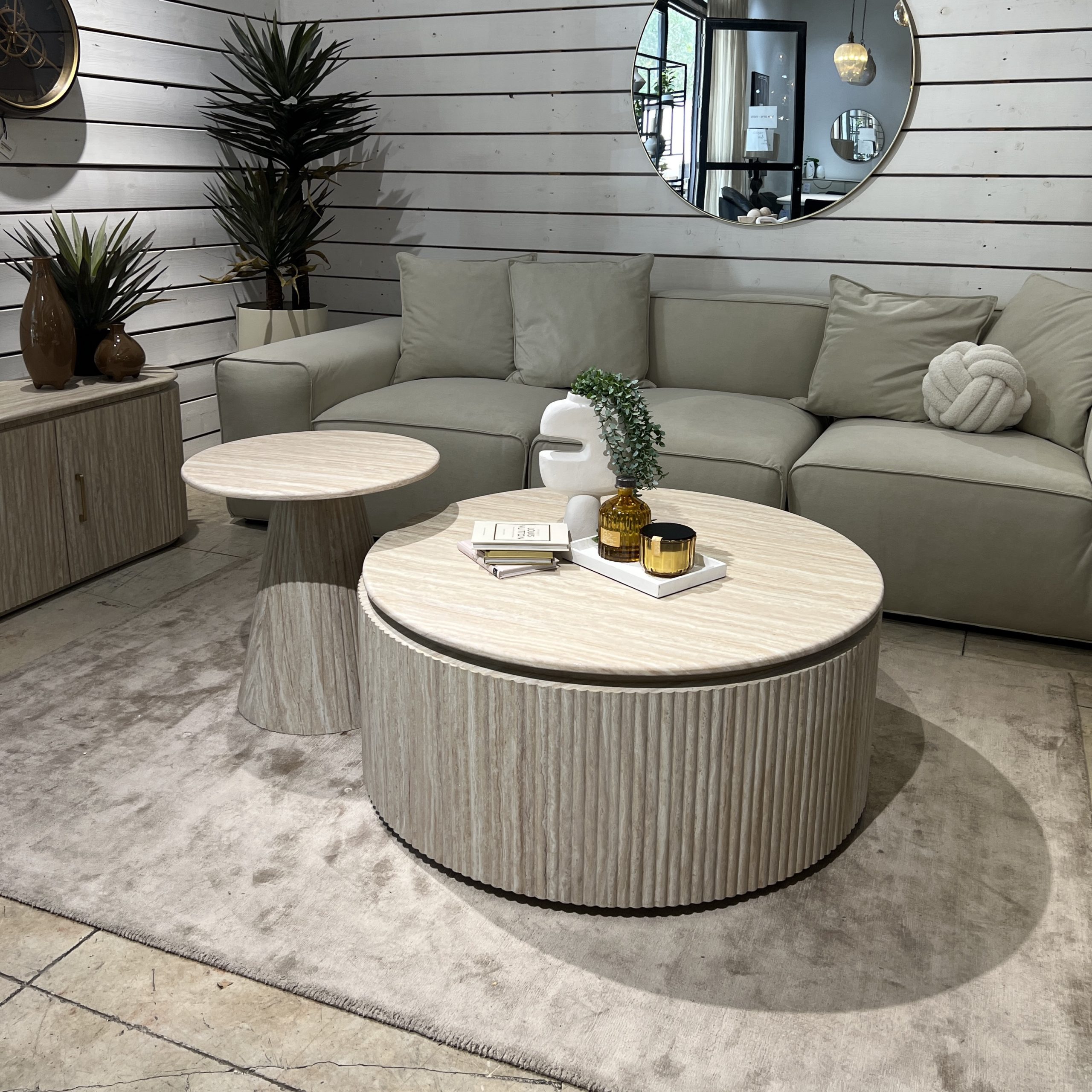 סט 2 שולחנות סלון עגולים טרוורטין סט 2 שולחנות סלון עגולים טרוורטין