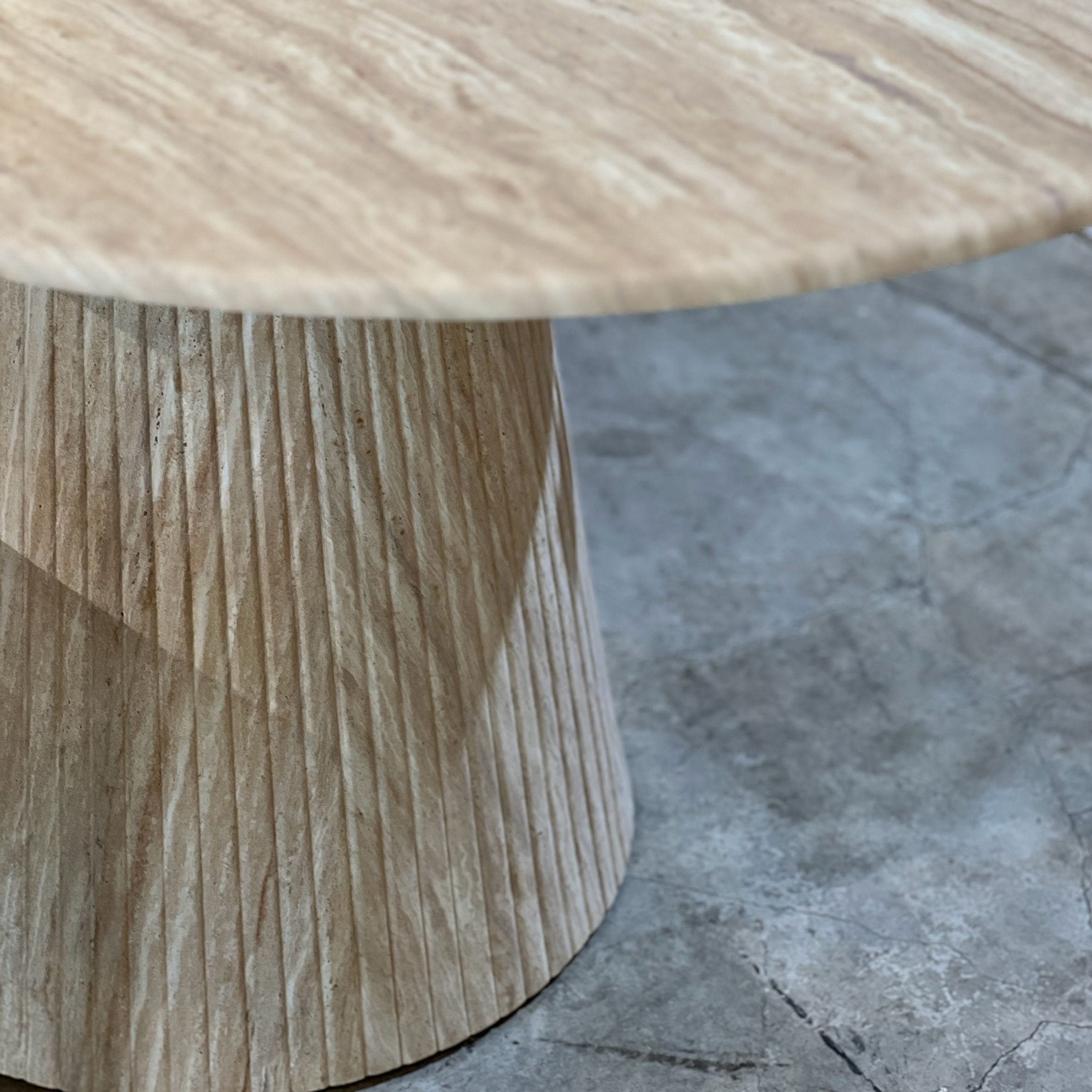 שולחן אוכל עגול טרוורטין דגם סלינה שולחן אוכל עגול טרוורטין דגם סלינה