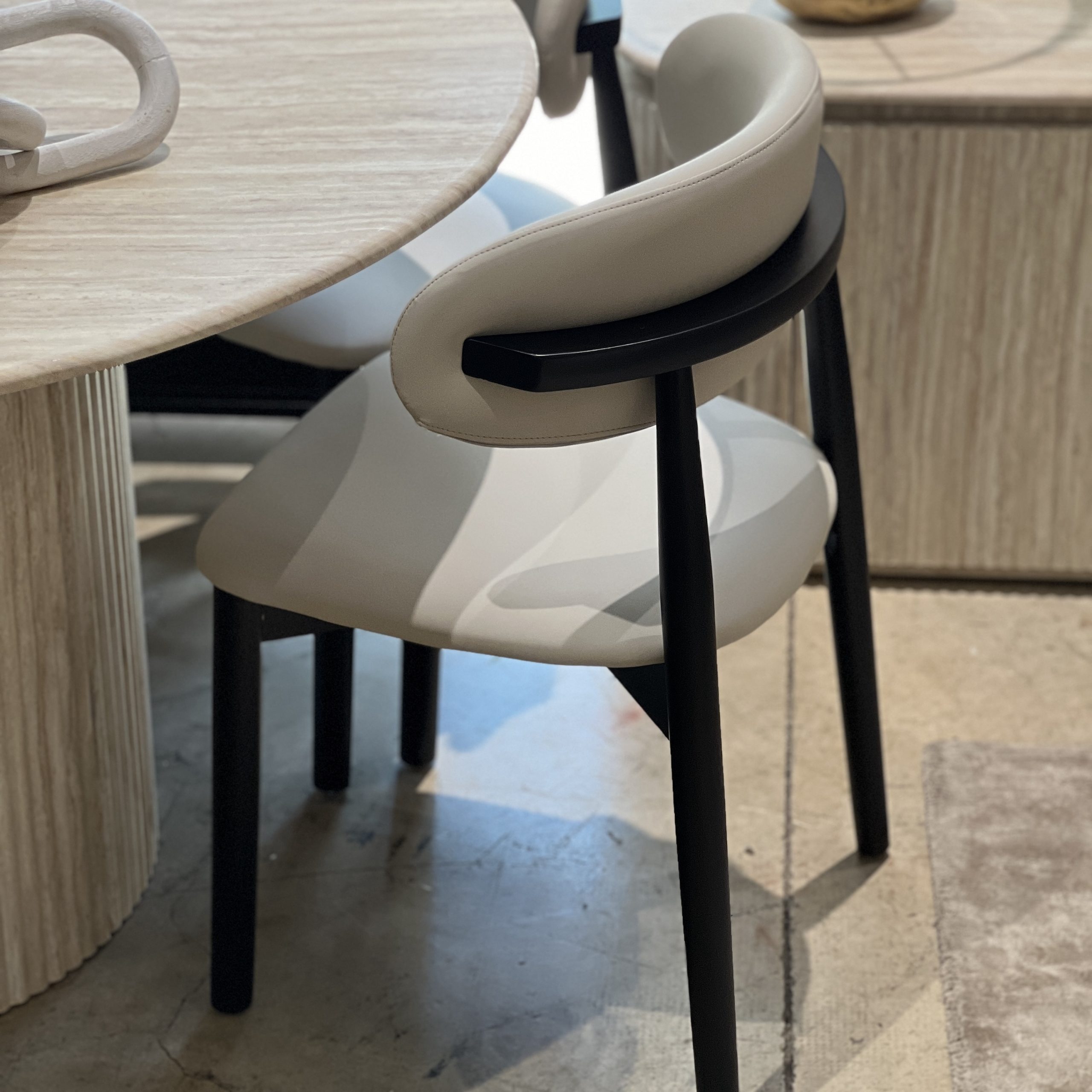 כיסא וינו דמוי עור אבן דגם סופיטל כיסא וינו דמוי עור אבן דגם סופיטל