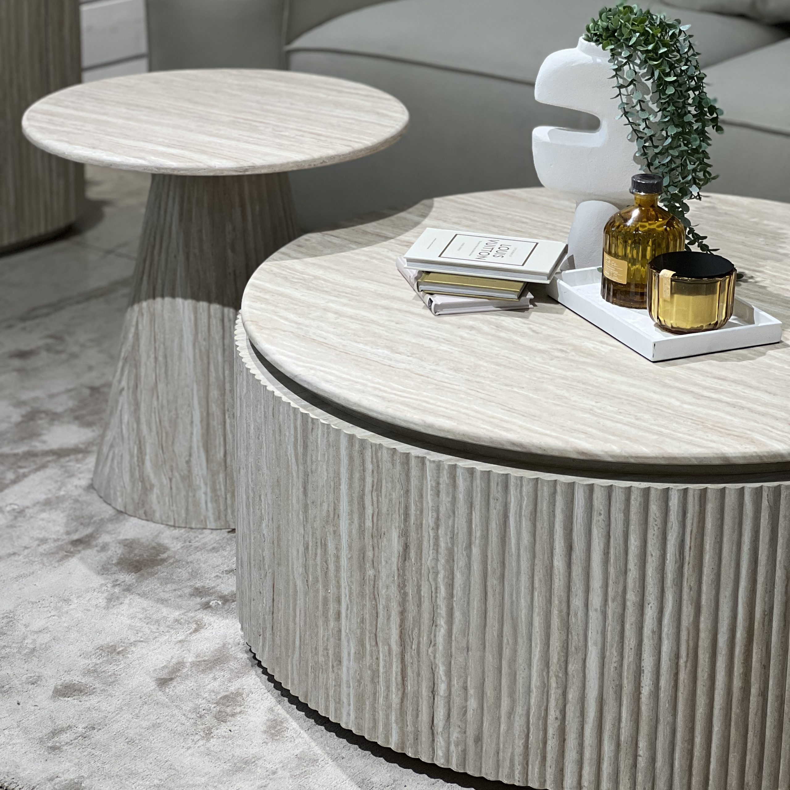 סט 2 שולחנות סלון עגולים טרוורטין סט 2 שולחנות סלון עגולים טרוורטין