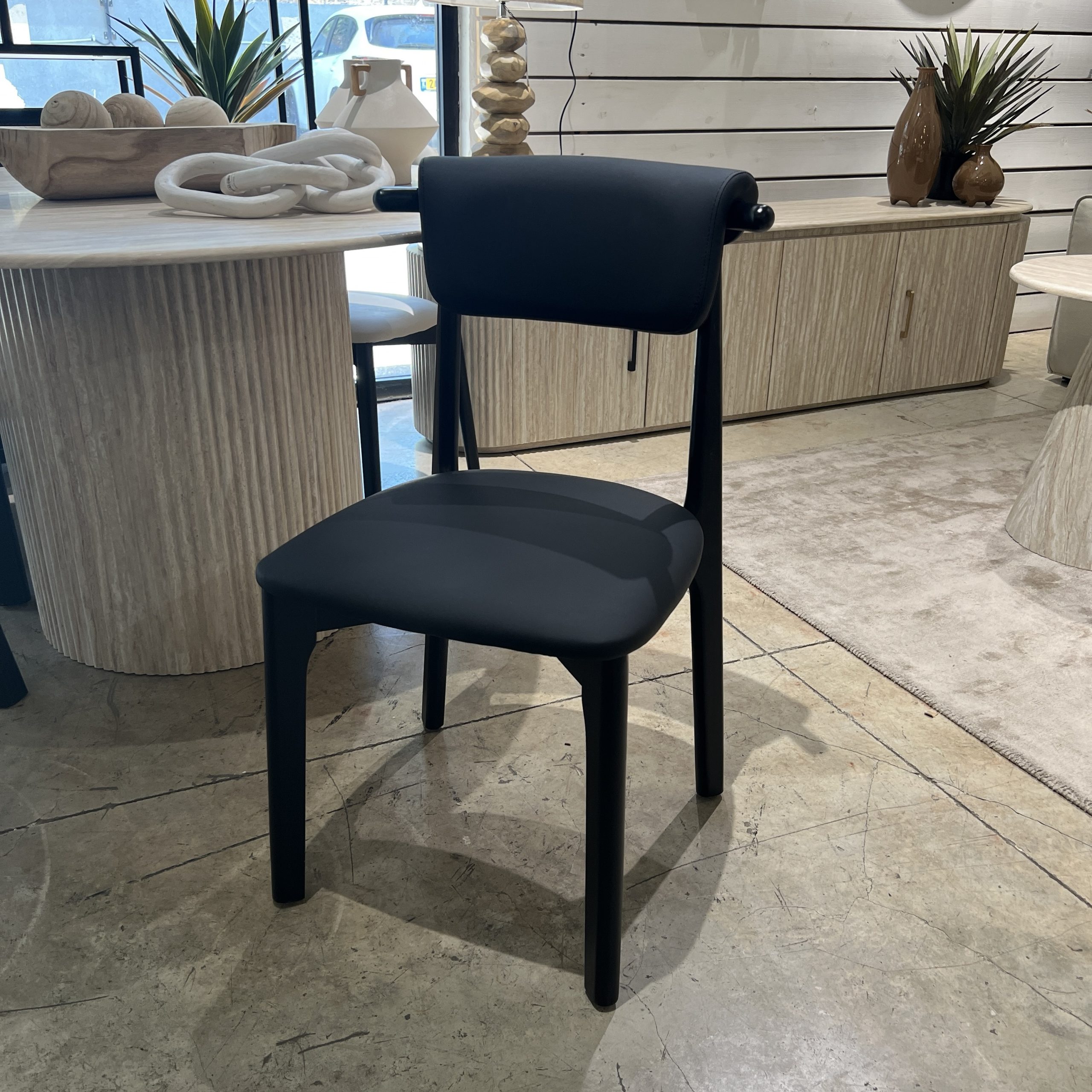 כיסא ויולה דמוי עור שחור דגם סופיטל כיסא ויולה דמוי עור שחור דגם סופיטל