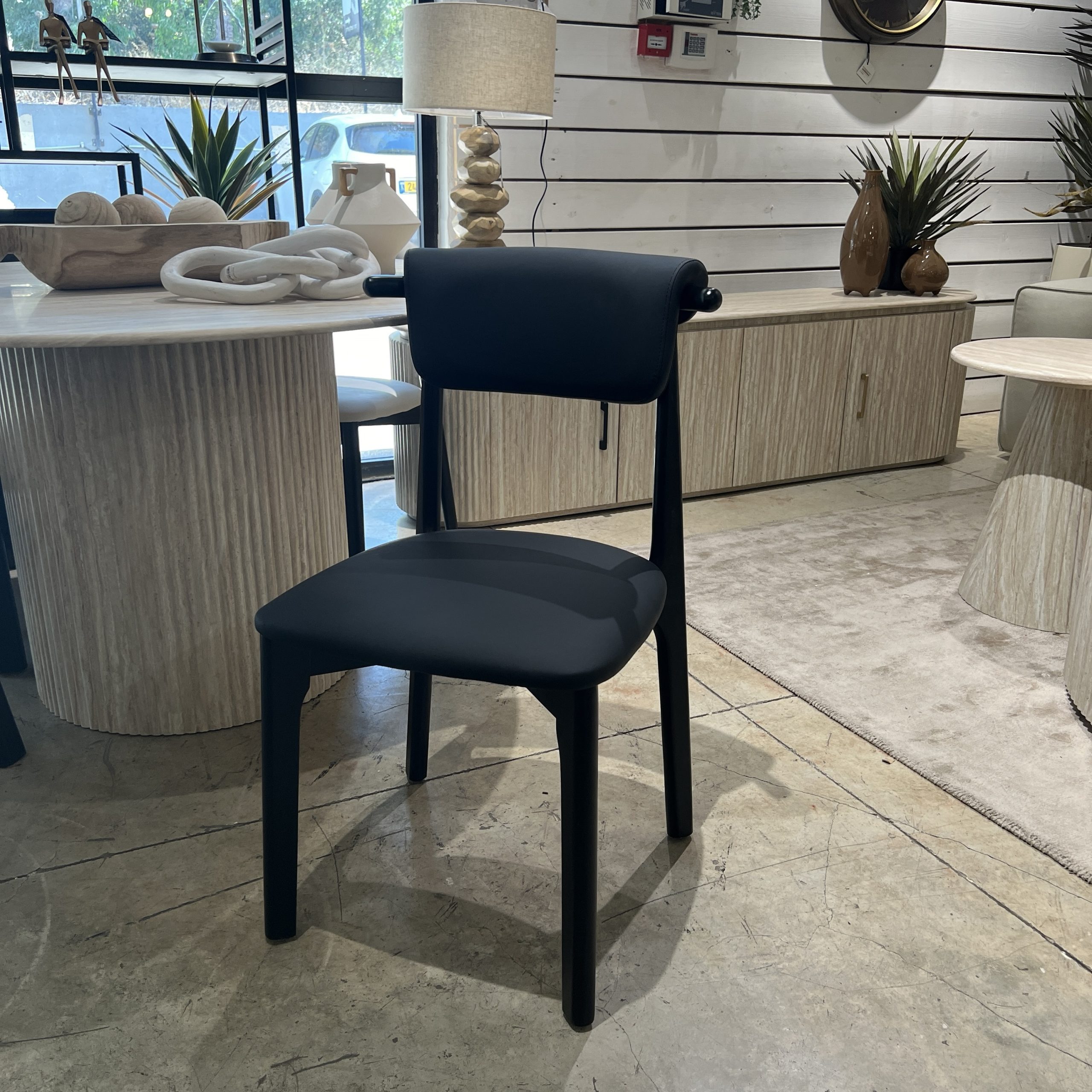 כיסא ויולה דמוי עור שחור דגם סופיטל כיסא ויולה דמוי עור שחור דגם סופיטל