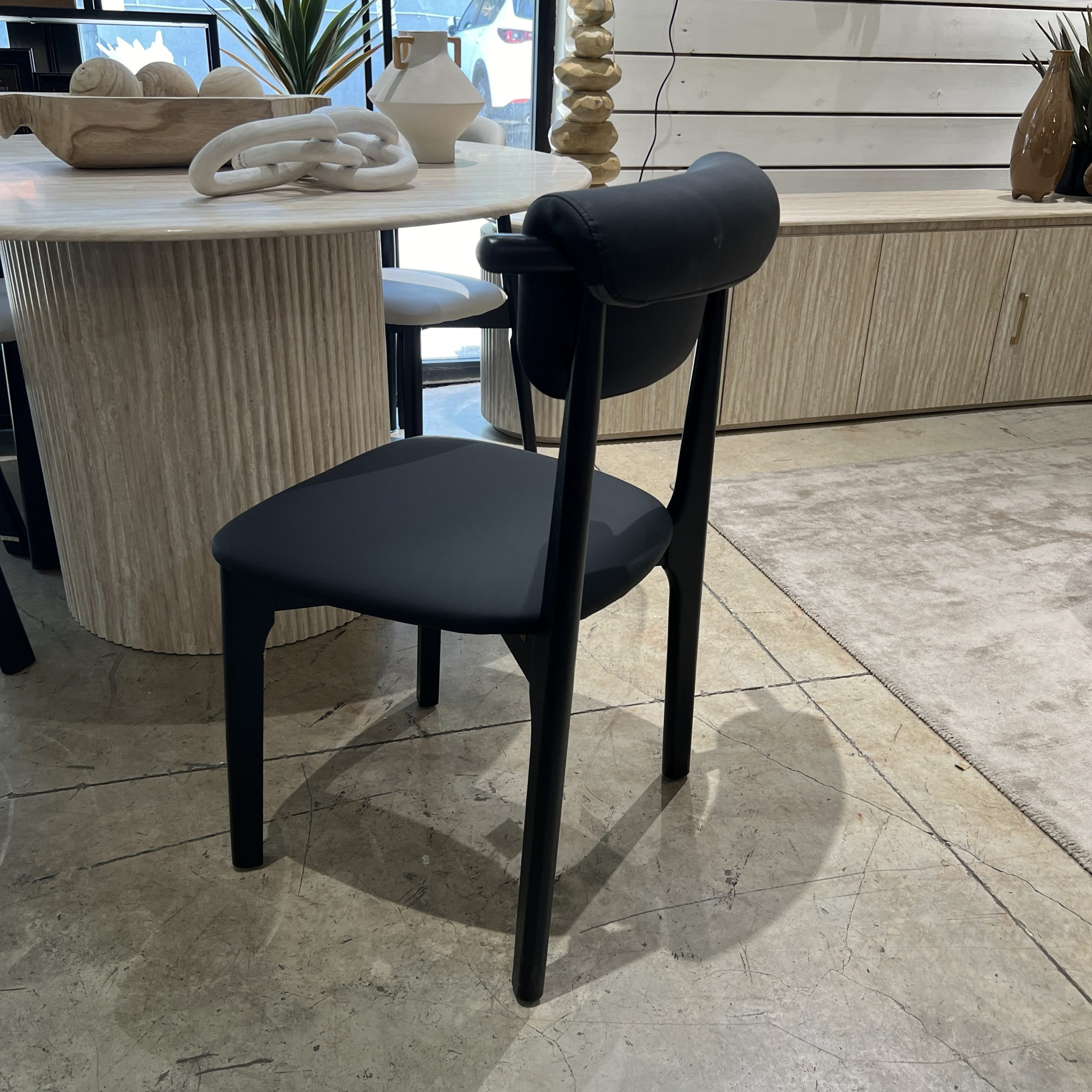 כיסא ויולה דמוי עור שחור דגם סופיטל כיסא ויולה דמוי עור שחור דגם סופיטל