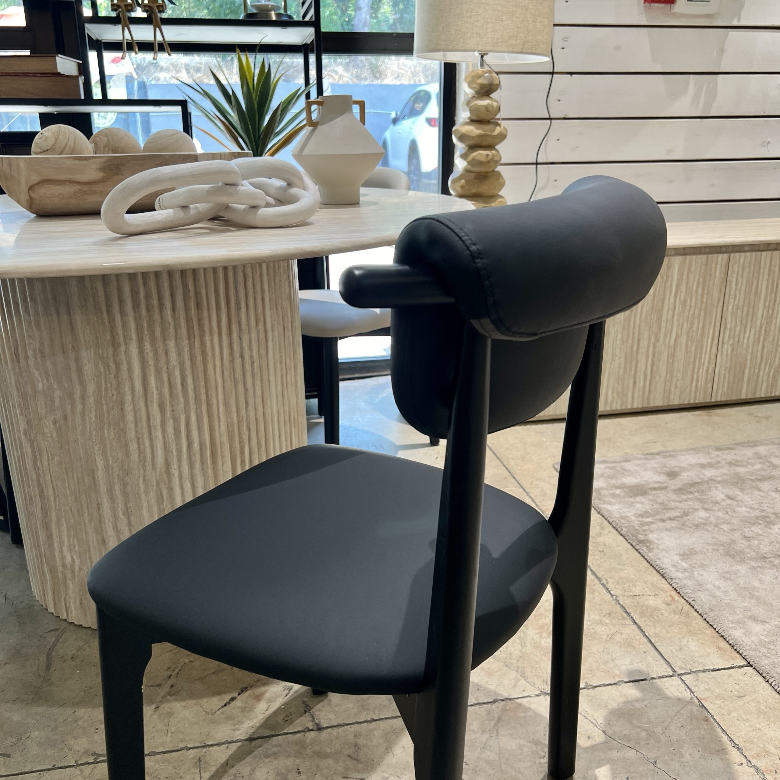 כיסא ויולה דמוי עור שחור דגם סופיטל כיסא ויולה דמוי עור שחור דגם סופיטל